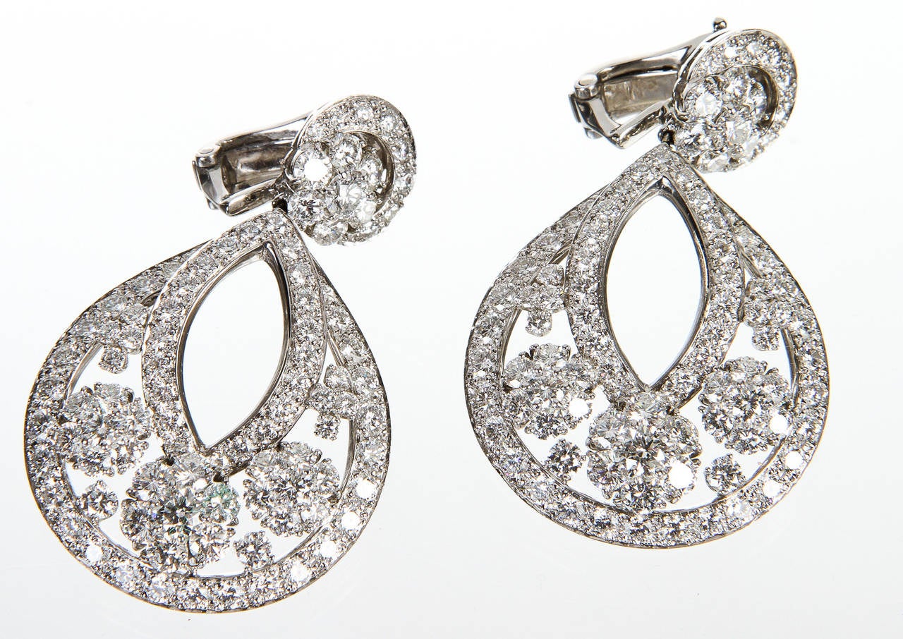 Van Cleef & Arpels Diamond Platinum Large Snowflake Earrings For Sale 3