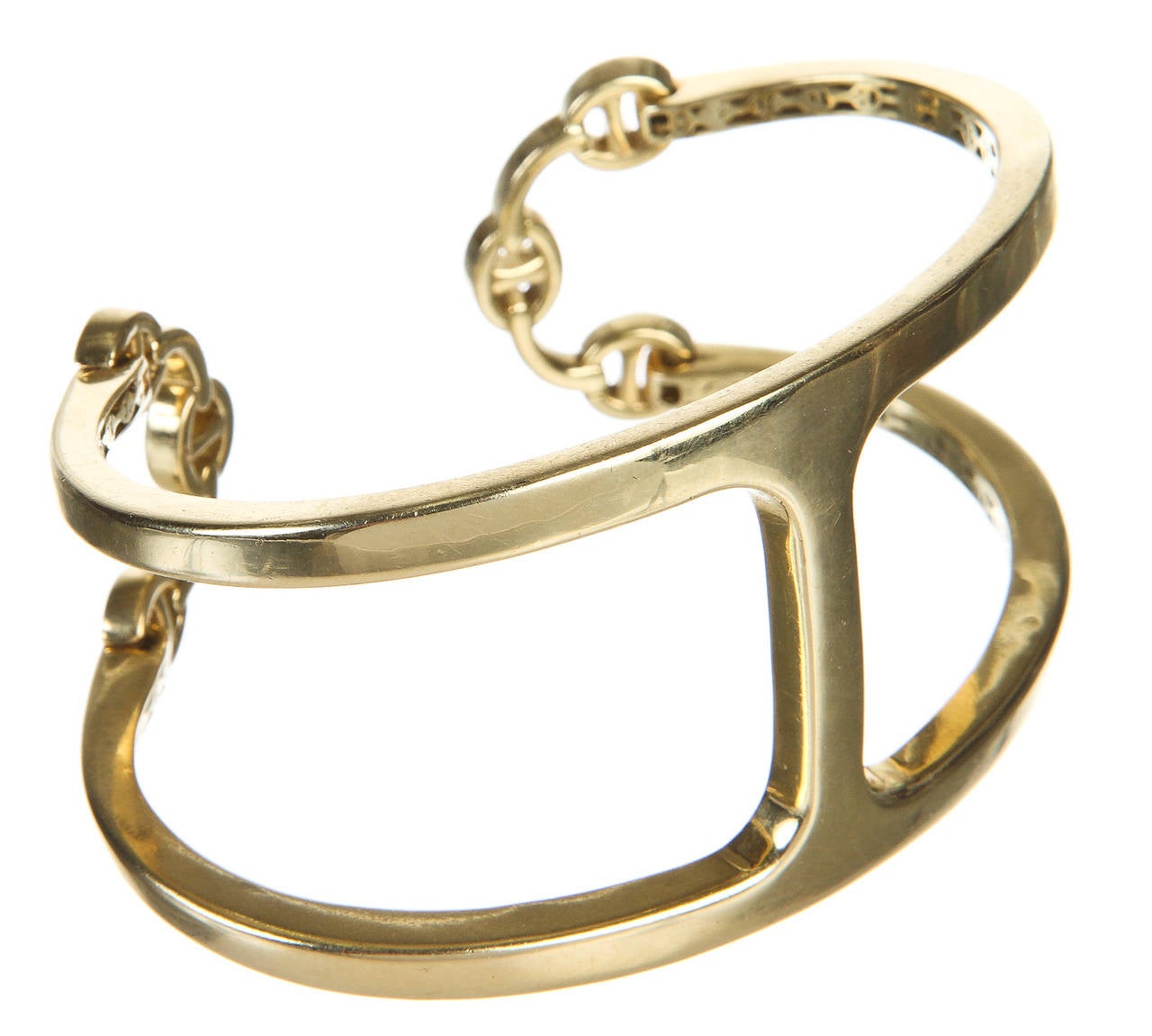 Featured here at Onquestyle is this stunning bracelet from Hoorsenbuhs. This fabulous bracelet has been crafted from 18k gold and features a hinged opening. This bracelet is a must have!