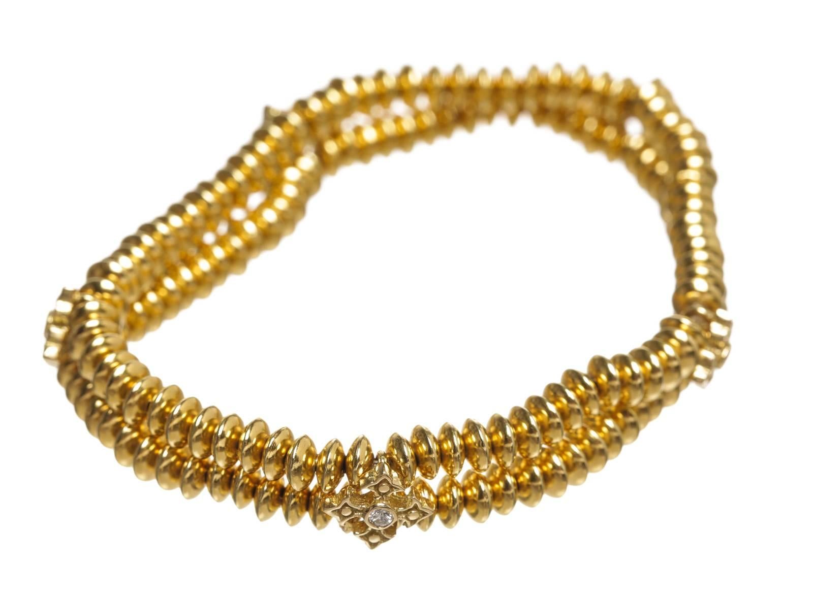 Show off your signature style with this beautiful diamond stretch bracelet. 