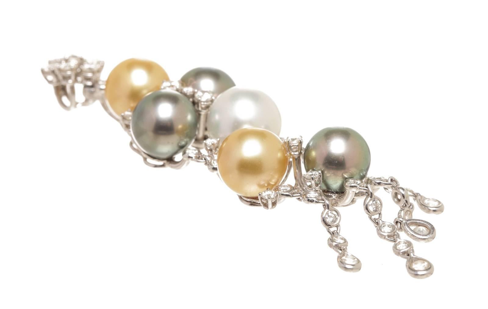 Featured here is this beautiful pendant crafted from 18k white gold and pearl.