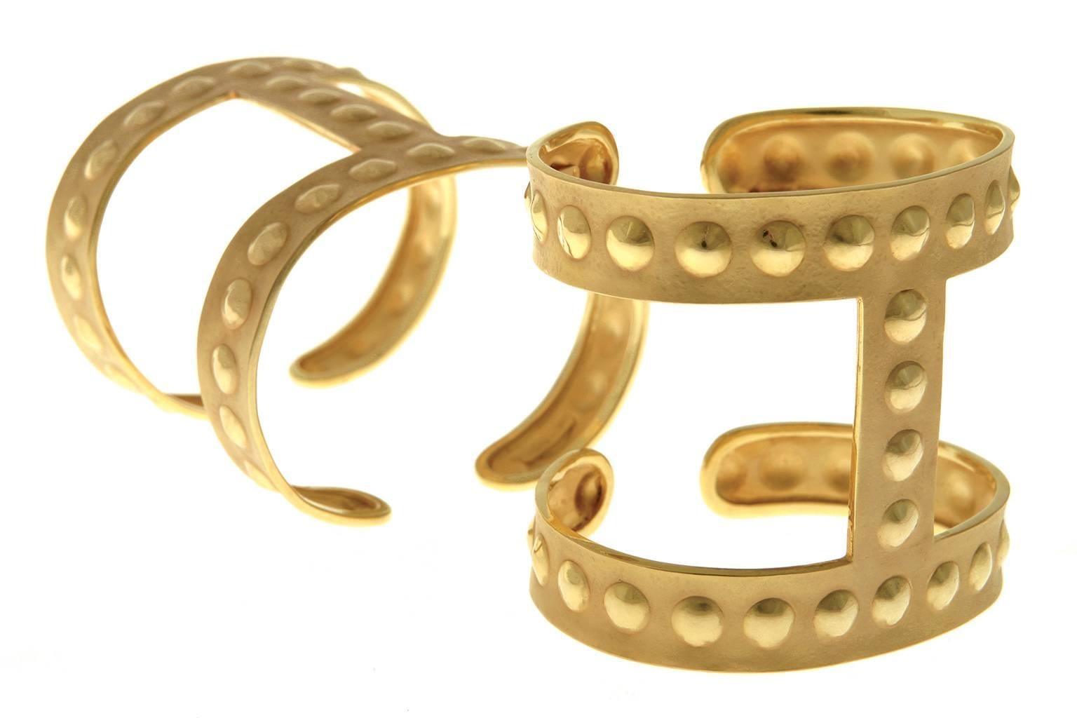 Metal: 18K Yellow Gold
Wrist Size: 6.5”
Cuff Length: approximately 2”
Please allow for slight variations in measurements as pieces are handmade.
 
GLADIATOR COLLECTION © 2002
Youmna’s Gladiator Bubble Cuff in her distinctive matte 18K yellow gold