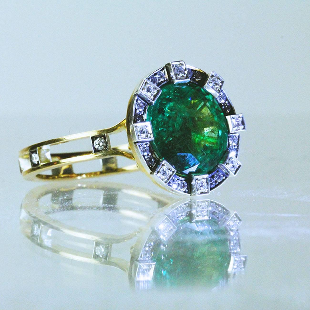 Contemporary Ark Design, Emerald, Diamonds and Yellow Gold Ring For Sale