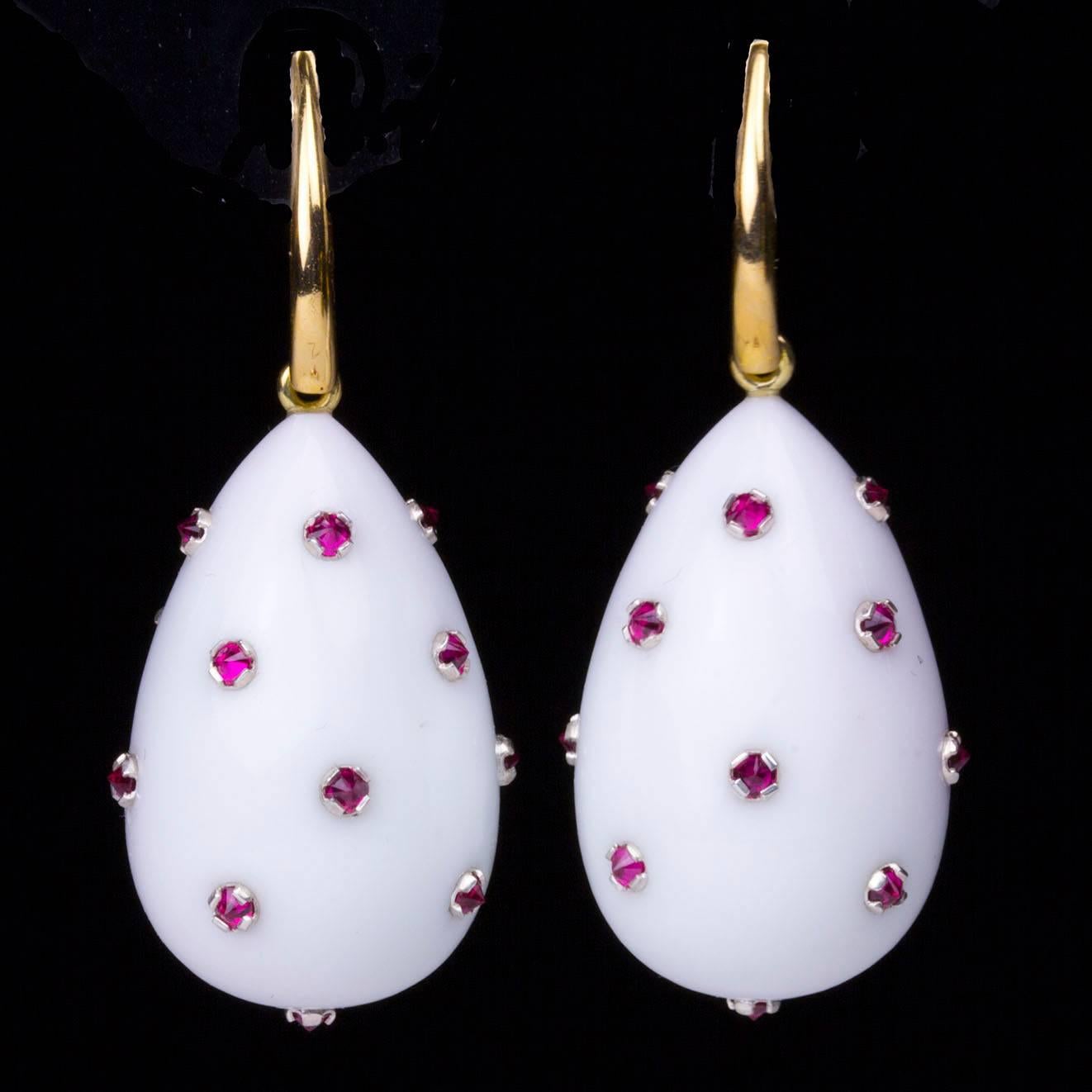 Ark Design, White Agate, Rubies and Gold Drop Earrings In New Condition For Sale In New York, NY