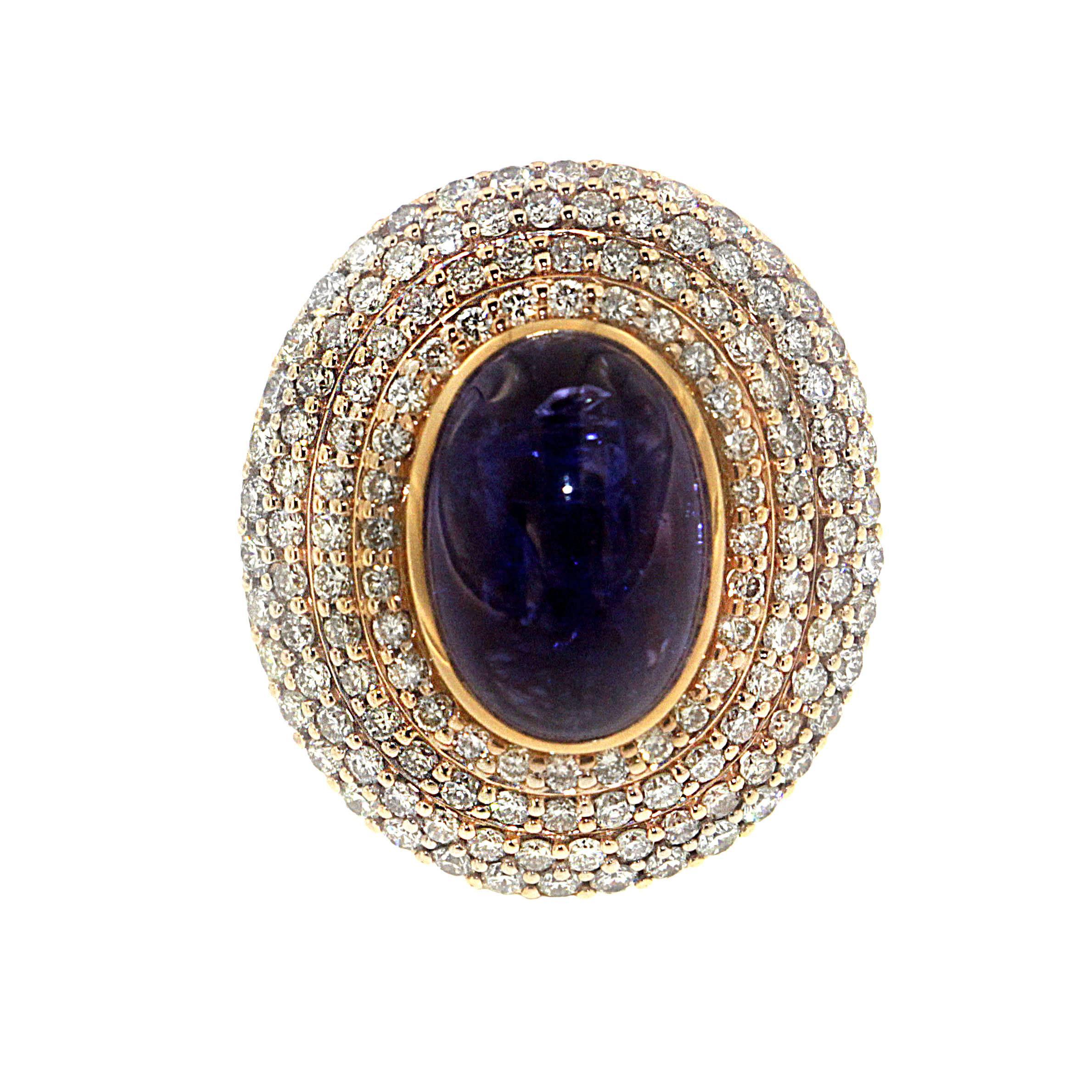 Die Ästhetik des Celestra Rings, einer Zorab Creation, ist ebenso weltlich wie ätherisch.

9,25 Karat tiefblau-violetter Tansanit-Cabochon sind von vier Reihen strahlend weißer Diamanten umgeben, die zusammen 2,43 Karat ausmachen und eines