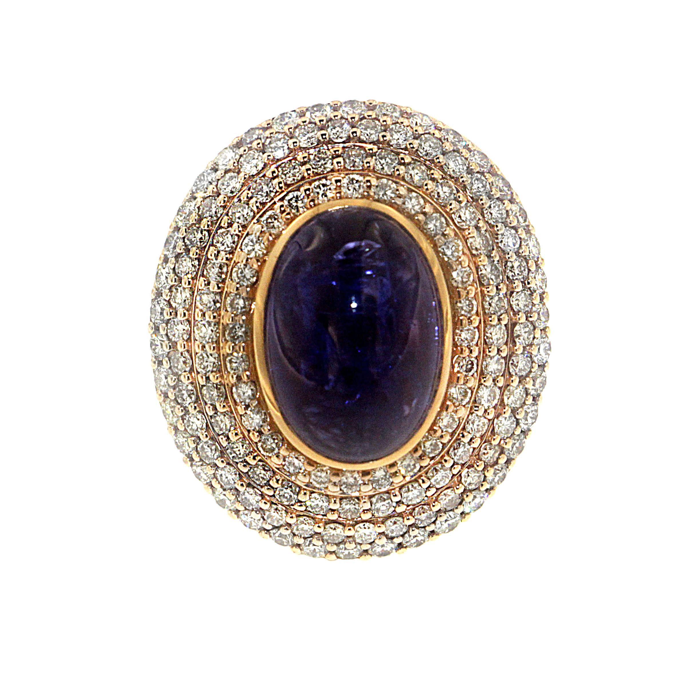 L'estetica dell'anello Celestra, una Zorab Creation, è tanto mondana quanto eterea.

9,25 carati di tanzanite cabochon di colore blu-violetto intenso sono circondati da quattro livelli di diamanti bianchi brillanti, per un totale di 2,43 carati,