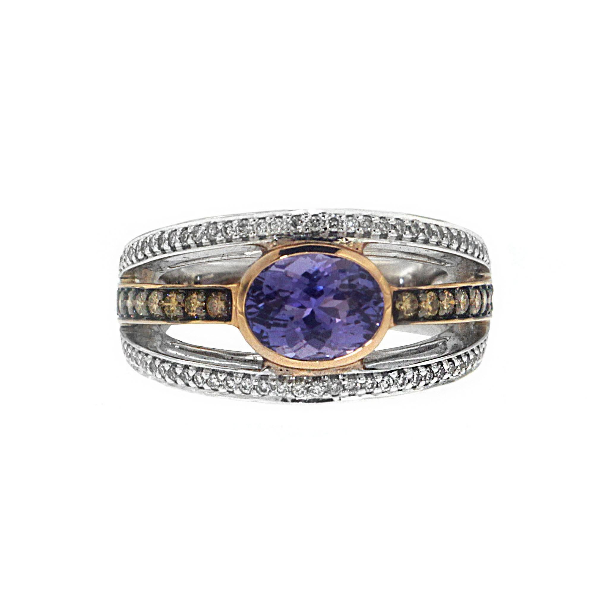 Con una pietra centrale di 2,65 carati di tanzanite inconfondibilmente misteriosa, l'elemento ciclico di questo anello è diviso in tre per creare un effetto assolutamente unico.

L'anello integrale è realizzato in oro giallo di qualità e le due