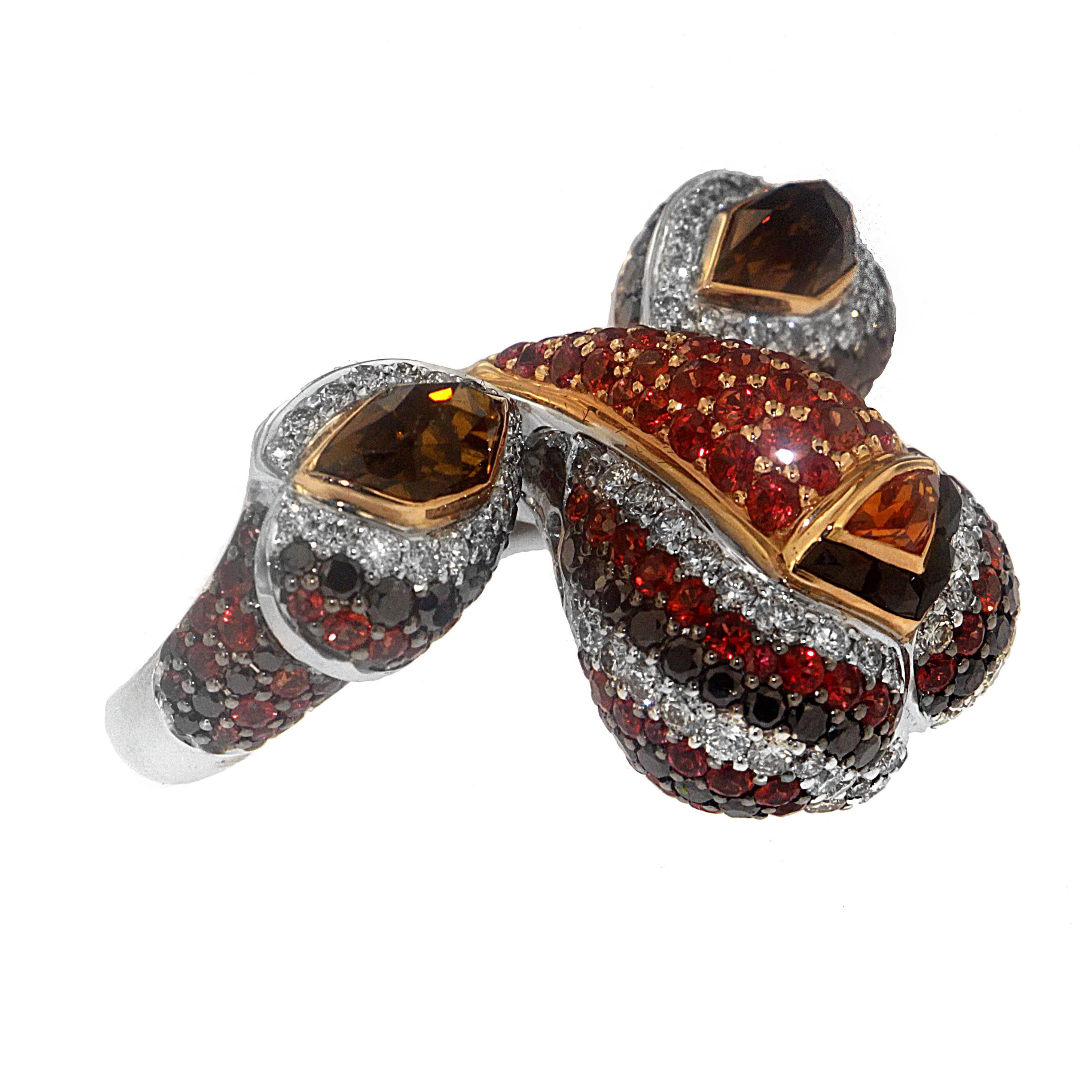 Pour ceux qui sont farouchement protecteurs, nous présentons la bague à double tige Lions Lair, une création de Zorab Creation.

Alors que certains se contentent d'une bague à un doigt, il vous en faudra deux pour dompter le regard perçant de ce