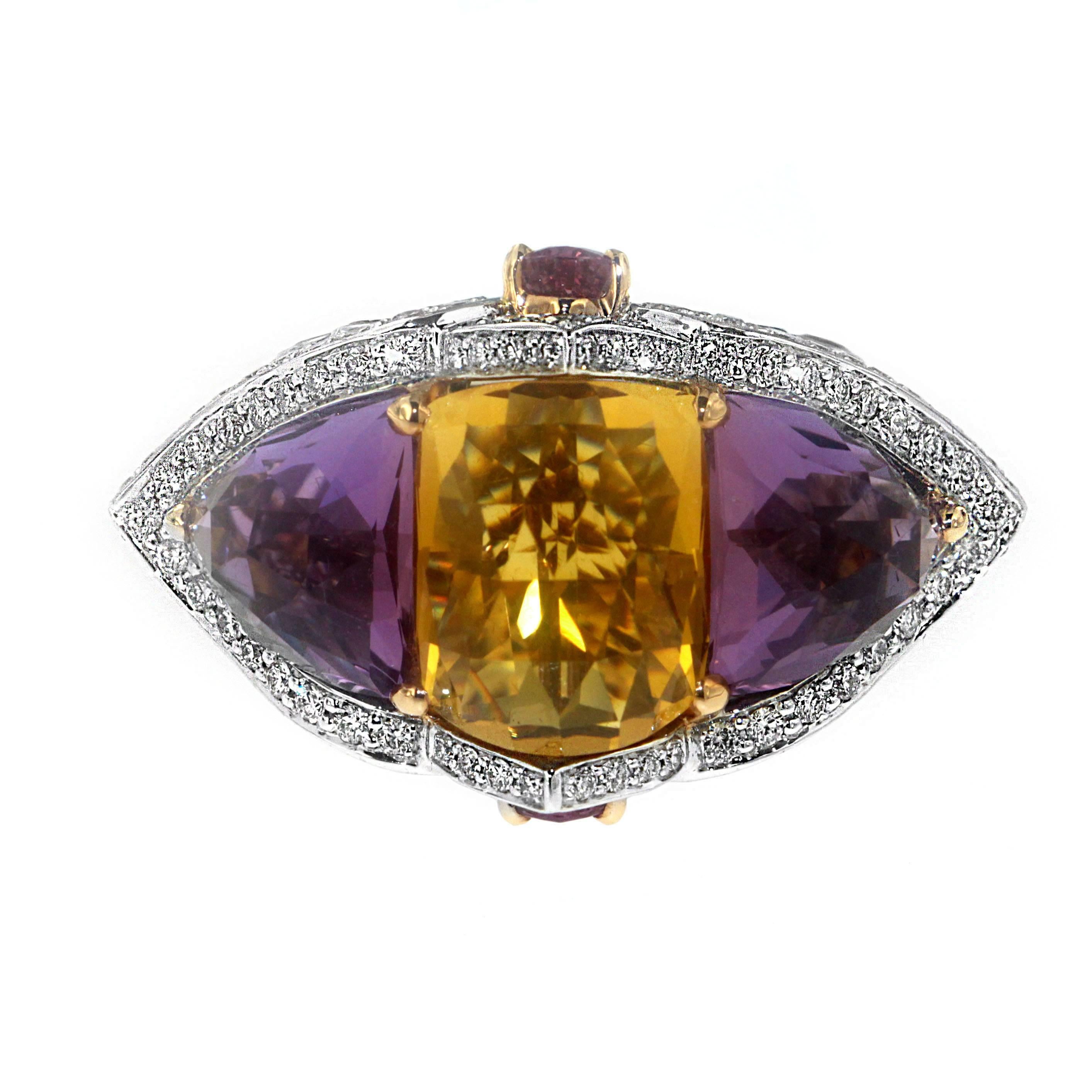 Découvrez le véritable sens de l'opulence avec la bague cocktail à 3 pierres de Zorab, rehaussée de 1,39 carat de diamants bruns et bleus, 1,01 carat de saphirs violets et 2,27 carats de saphirs orange. Les pierres centrales sont des facettes de