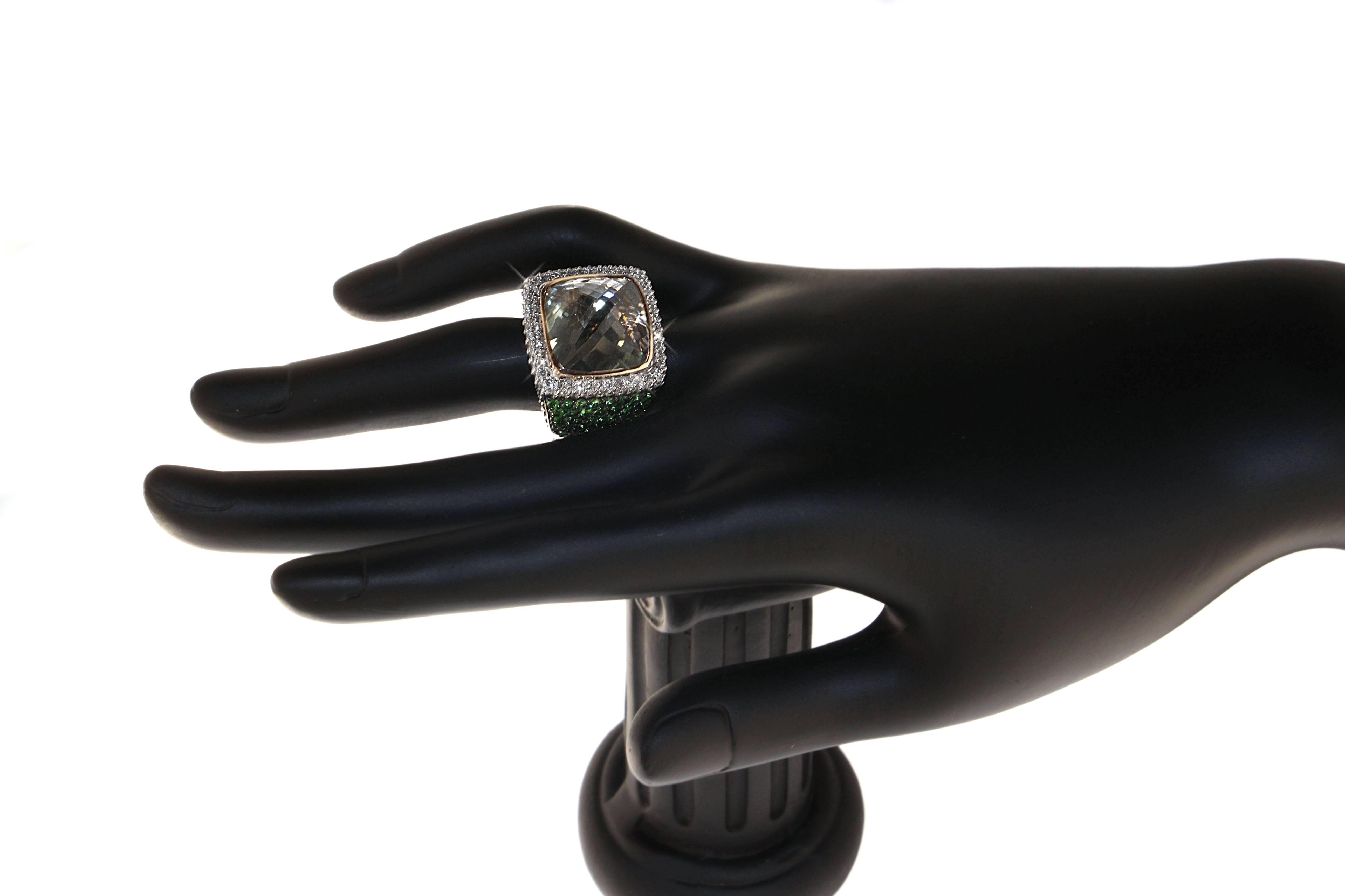 Moderno Zorab Creation Anello da cocktail con quarzo ametista verde, granato tsavorite e diamanti in vendita