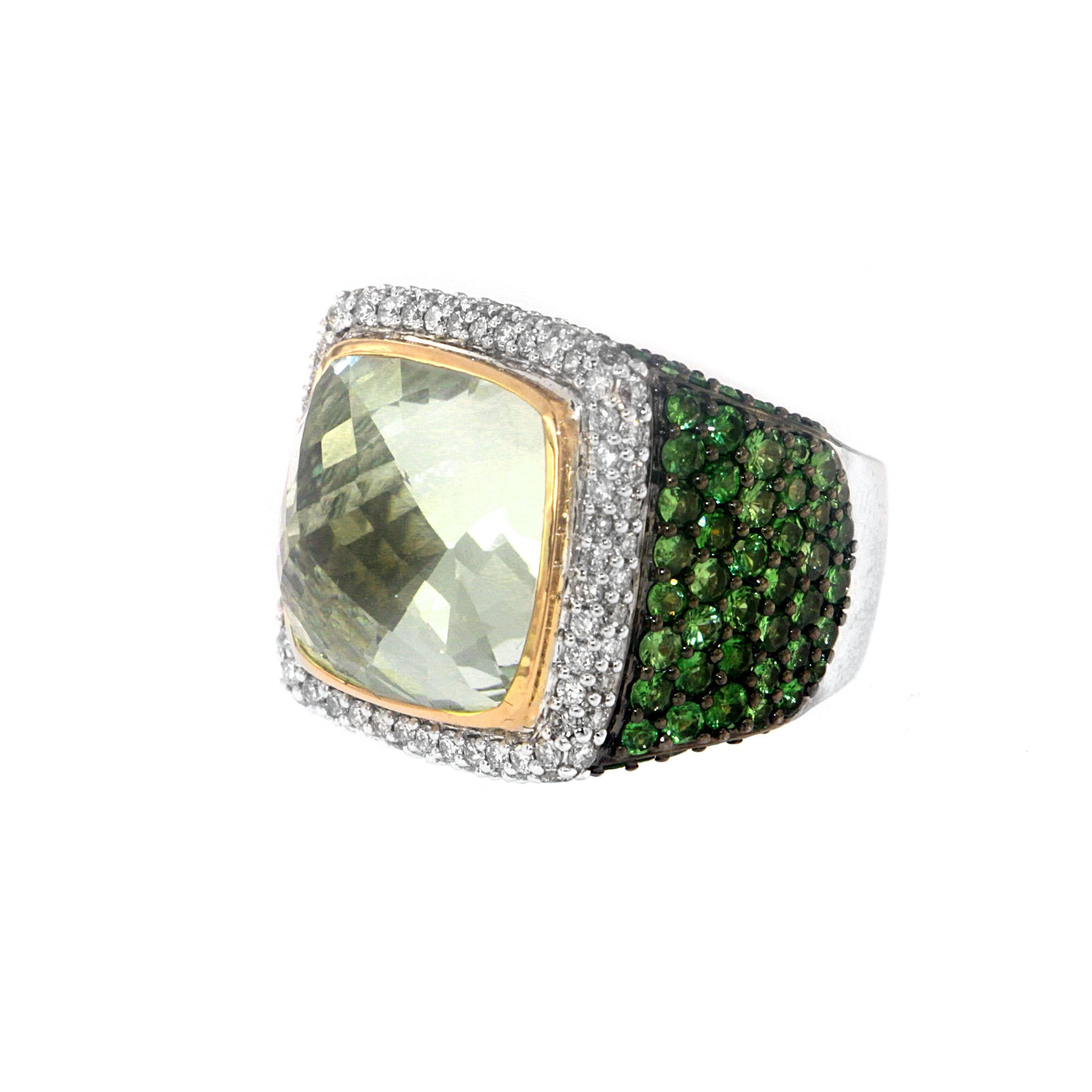 11,67 carati di quarzo ametista verde sfaccettato in un'ipnotica pietra centrale su questo originale anello da cocktail Zorab. Il pezzo è completato da 0,89 carati di diamanti bianchi e da 3,47 carati di granato tsavorite che riempiono i