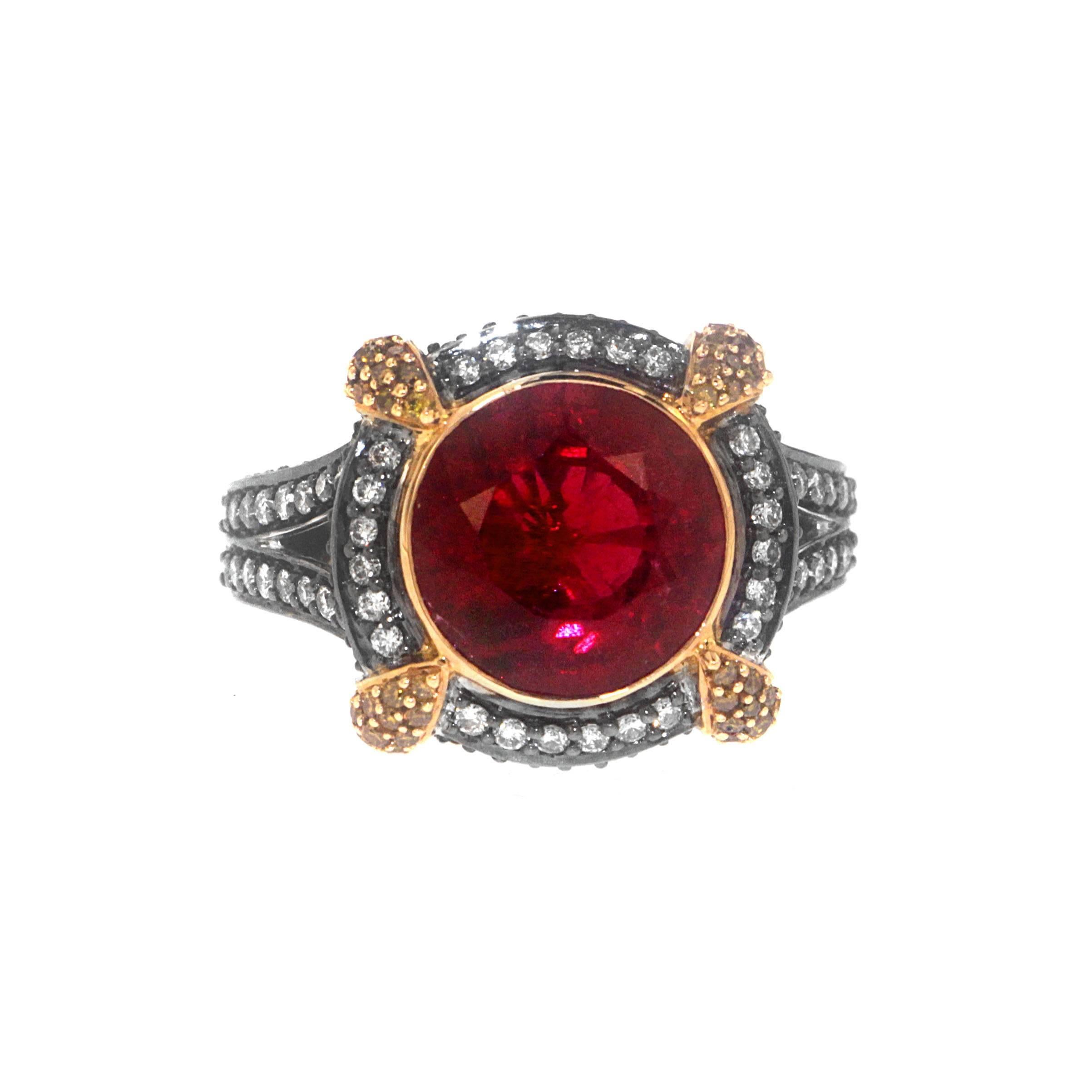 Schlüpfen Sie in den 5,80 Karat Rubelit Gold Cocktail Ring von Zorab, der einer Königin würdig ist.  0,63 Karat weiße Diamanten umkreisen den Mittelstein und ziehen sich an den Seiten hinunter, während 1,06 Karat gelbe Diamanten die vier Ecken