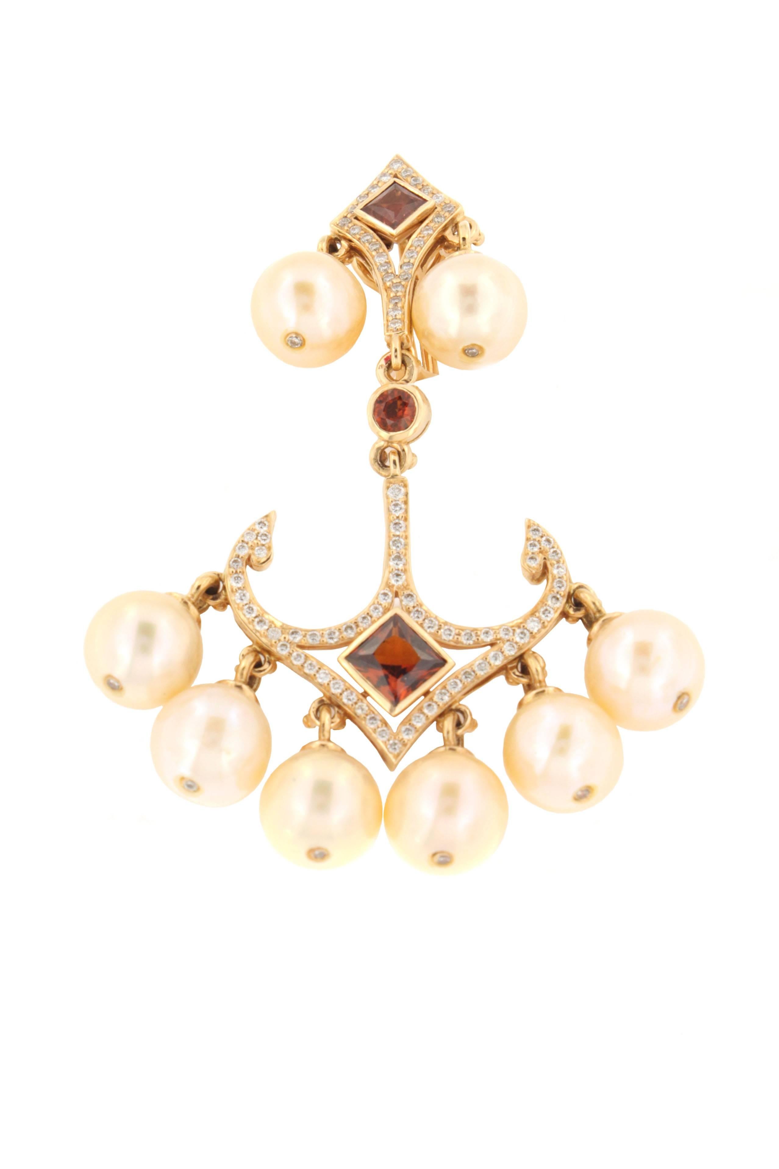 Lorsqu'il s'agit d'un look classique, rien n'est aussi authentique que les boucles d'oreilles en forme de chandelier de Zorab, composées d'un spinelle rouge (0,99 ct), d'une perle naturelle (16 qty), d'un grenat spessertite (3,35 ct) et d'un diamant