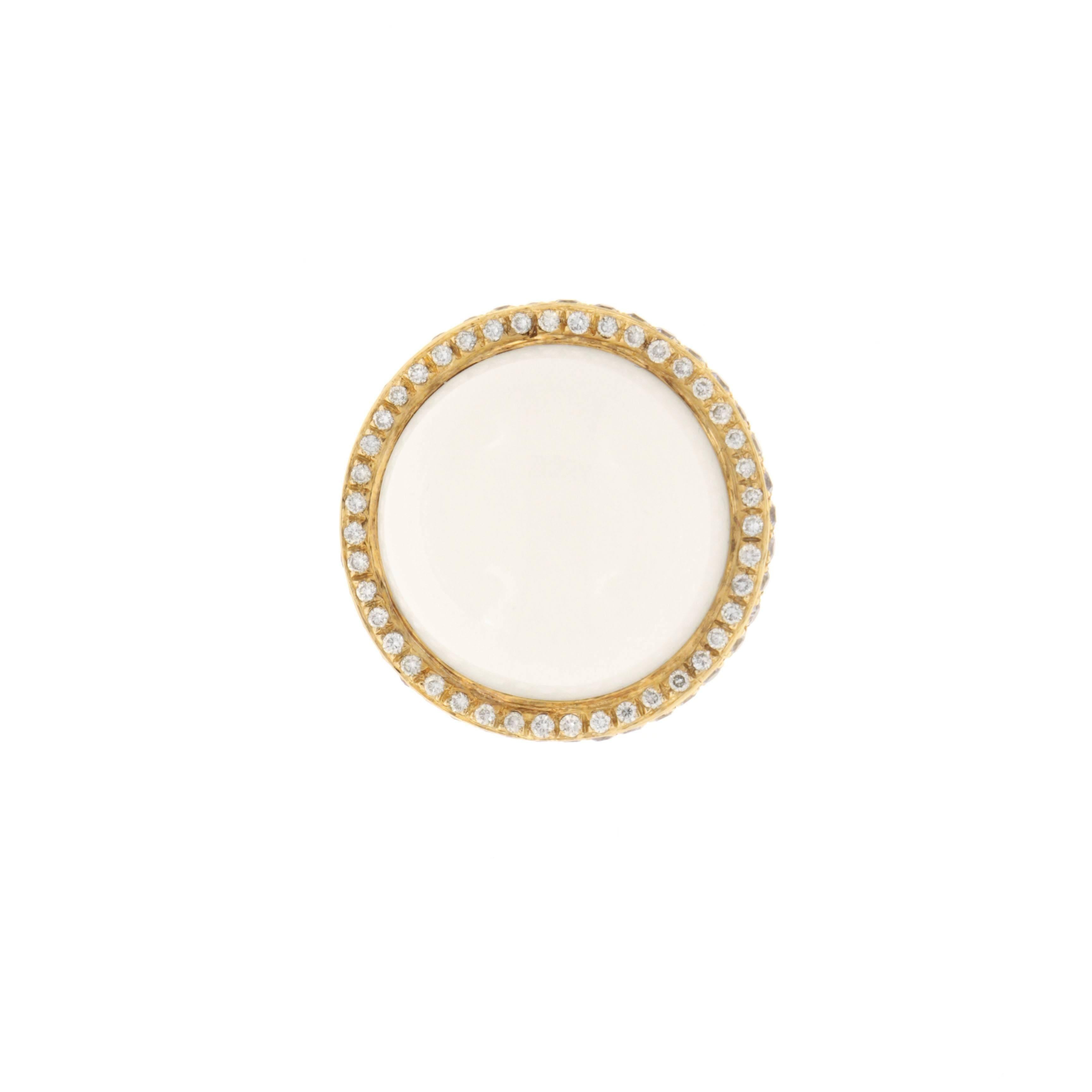 Abbraccia una delicata luminosità con gli orecchini Illuminus, una creazione Zorab Creation. Con un design che strizza l'occhio all'alta società degli anni '70, questi orecchini offrono un equilibrio lussuoso all'approccio a volte eccessivo