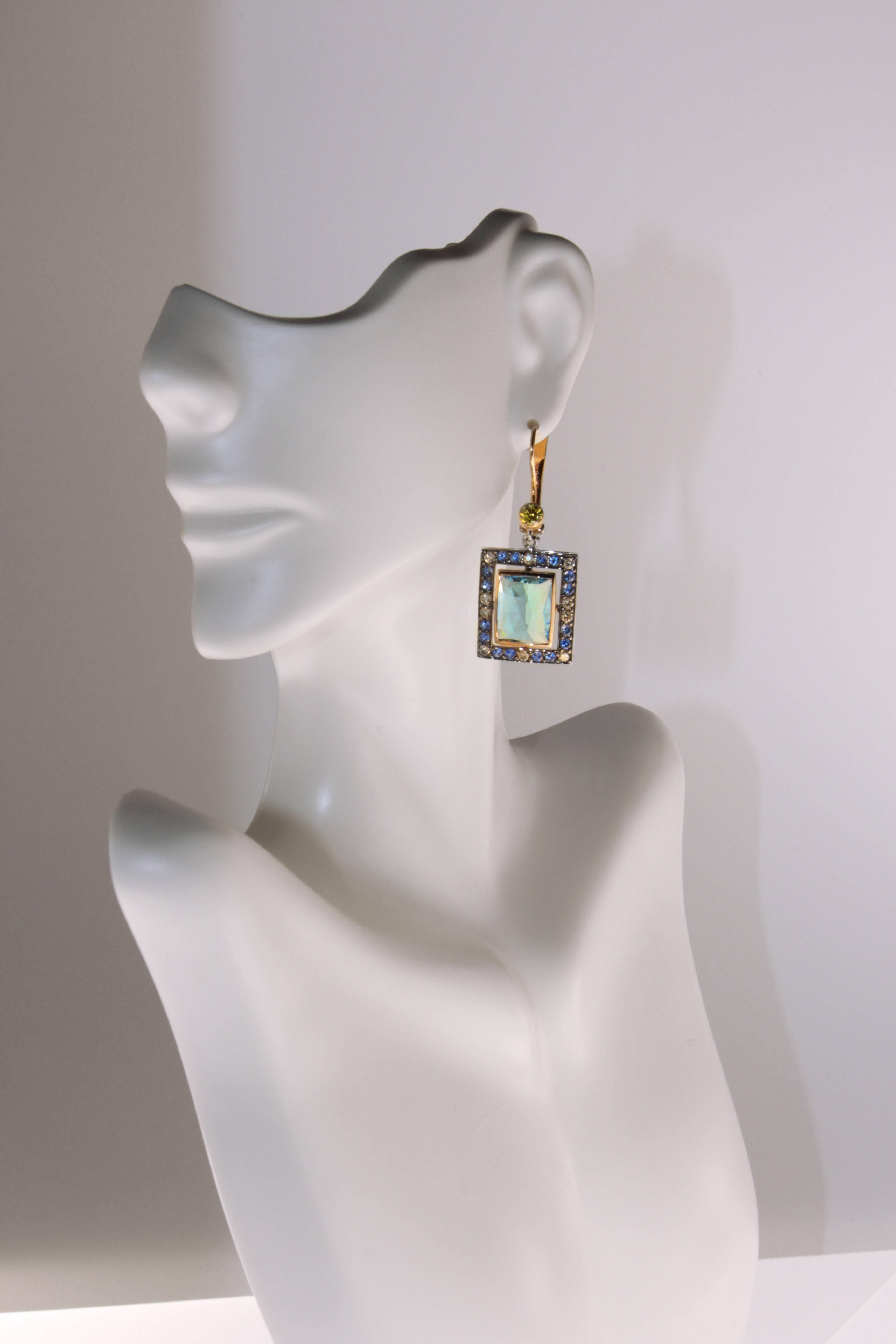 Contemporaneo Zorab Creation Orecchini a goccia in oro con diamanti e zaffiro blu da 12,33 carati in vendita