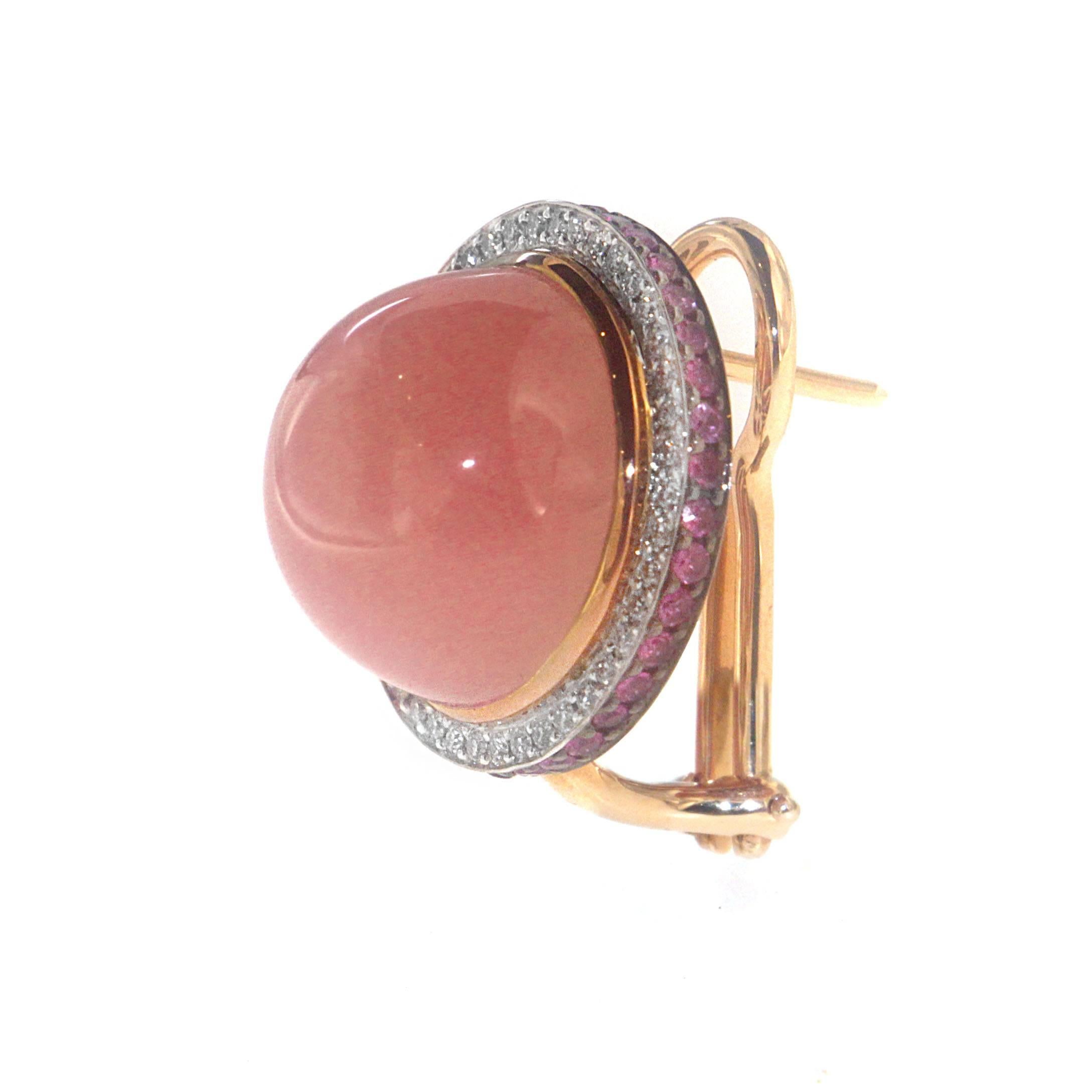 Préparez-vous à libérer la déesse qui est en vous avec les boucles d'oreilles Zorab en jade de 38,32 carats, saphir rose de 1,00 carat et diamants blancs de 0,47 carat ! Le jade rose est vénéré pour son action en faveur de l'amour, de la richesse et