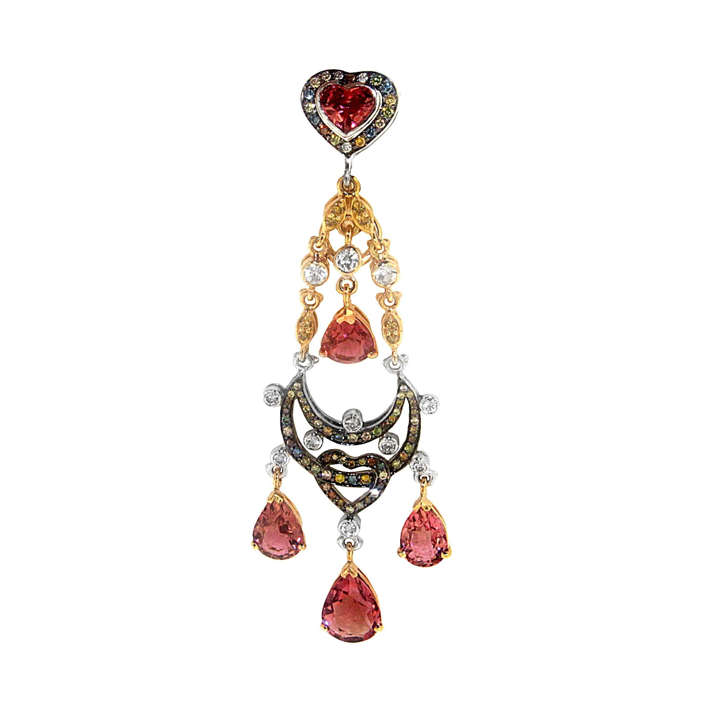 Entfachen Sie die Flammen der Liebe, der Schönheit und des Glamours mit den 21,70 Karat rosa Turmalin-Kronleuchter-Ohrringen von Zorab. Drei tropfenförmige rosafarbene Turmalinsteine baumeln an einem kunstvollen Design mit 1,35 Karat mehrfarbigen