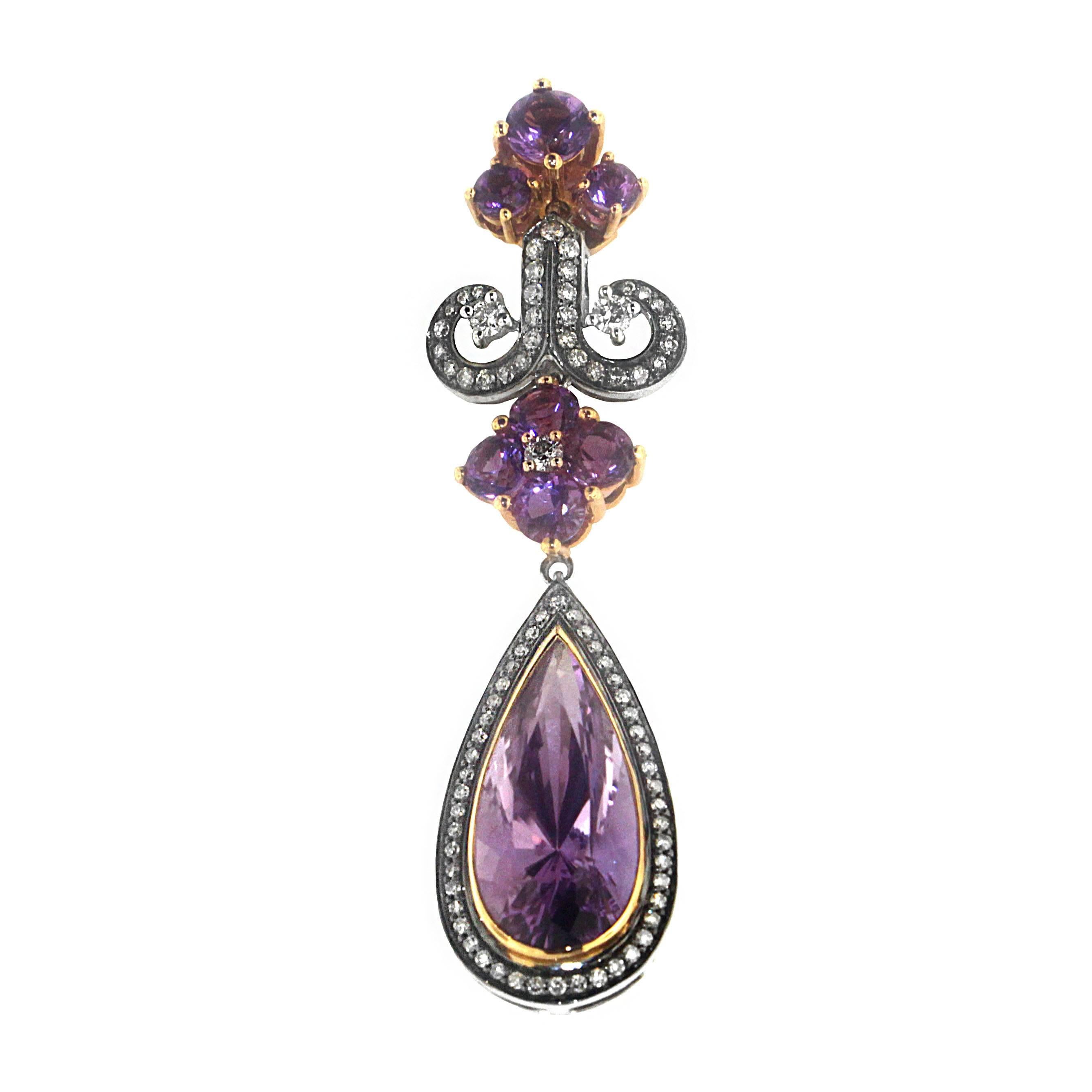 Triomphe de la symétrie et du design, Zorab rend hommage à l'art de la joaillerie avec cette boucle d'oreille pendante Chandelier en quartz améthyste de 20,20 carats, dont les pierres centrales classiques en forme de goutte sont serties de 1,43