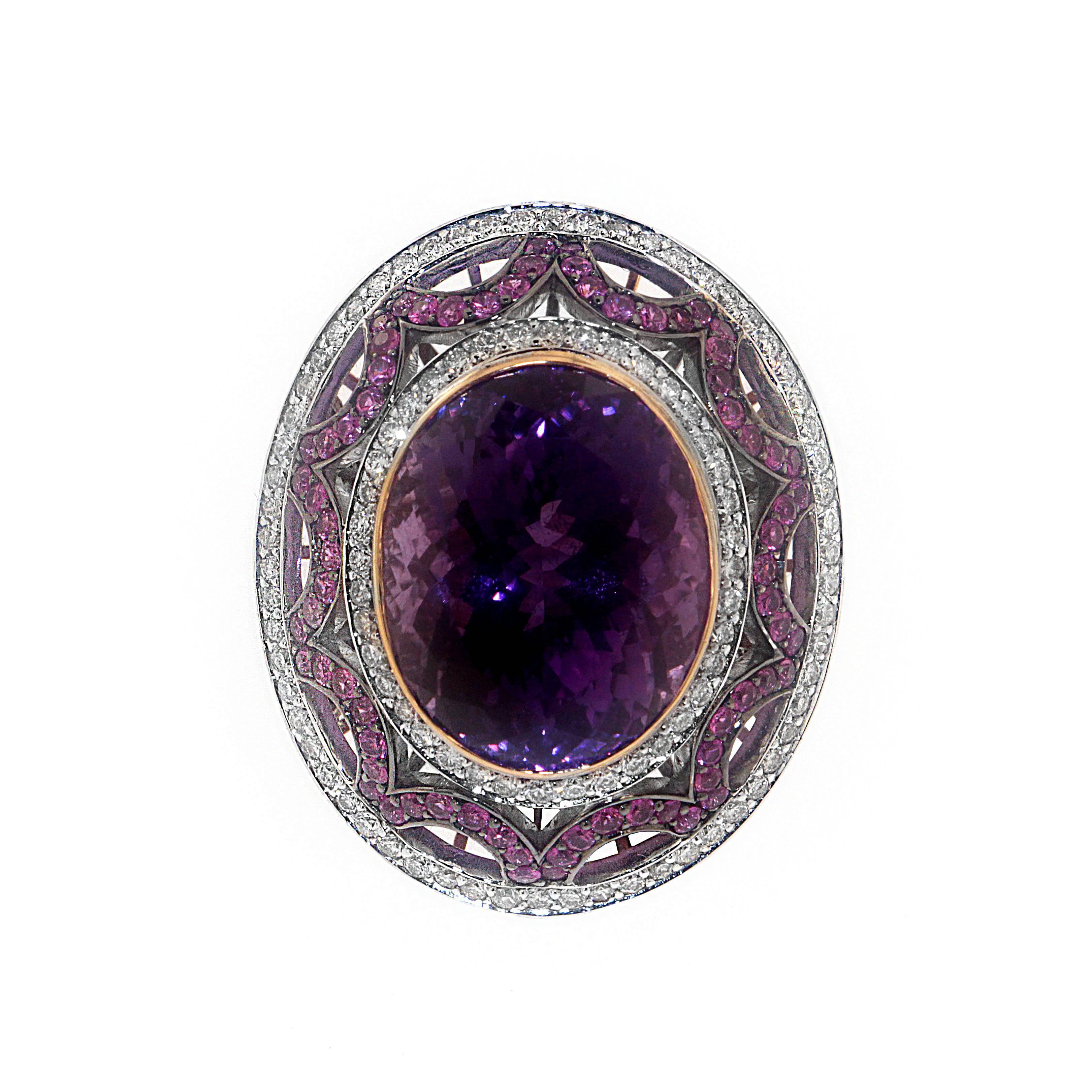 Cattura il glamour dell'età del jazz, quando l'anello da cocktail ebbe origine, con lo squisito anello da cocktail a cupola di Zorab con quarzo ametista da 21 carati, zaffiro rosa da 2,14 carati e diamante bianco da 1,39 carati. 

Questo articolo ha