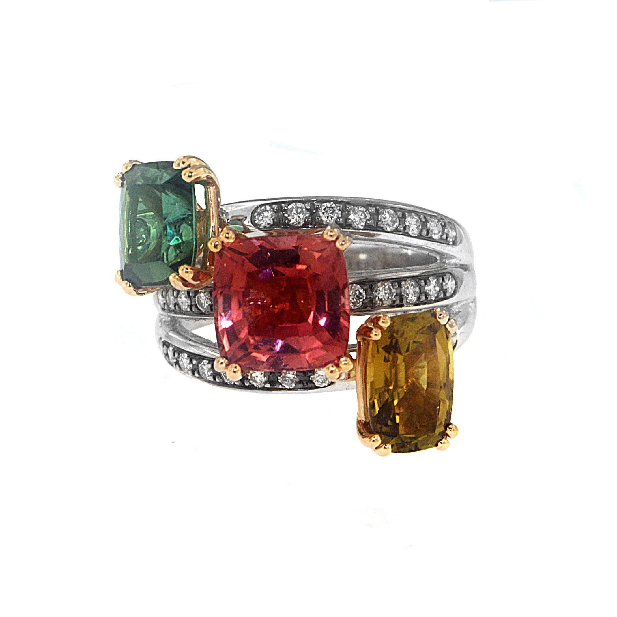 La bague à trois pierres centrales de Zorab est la définition de l'élégance raffinée et du goût distingué. Merveilleuse tourmaline verte de 1,65 carat, rose de 3,50 carats et brune de 1,74 carat, sertie de 0,38 carat de diamant blanc de chaque côté.