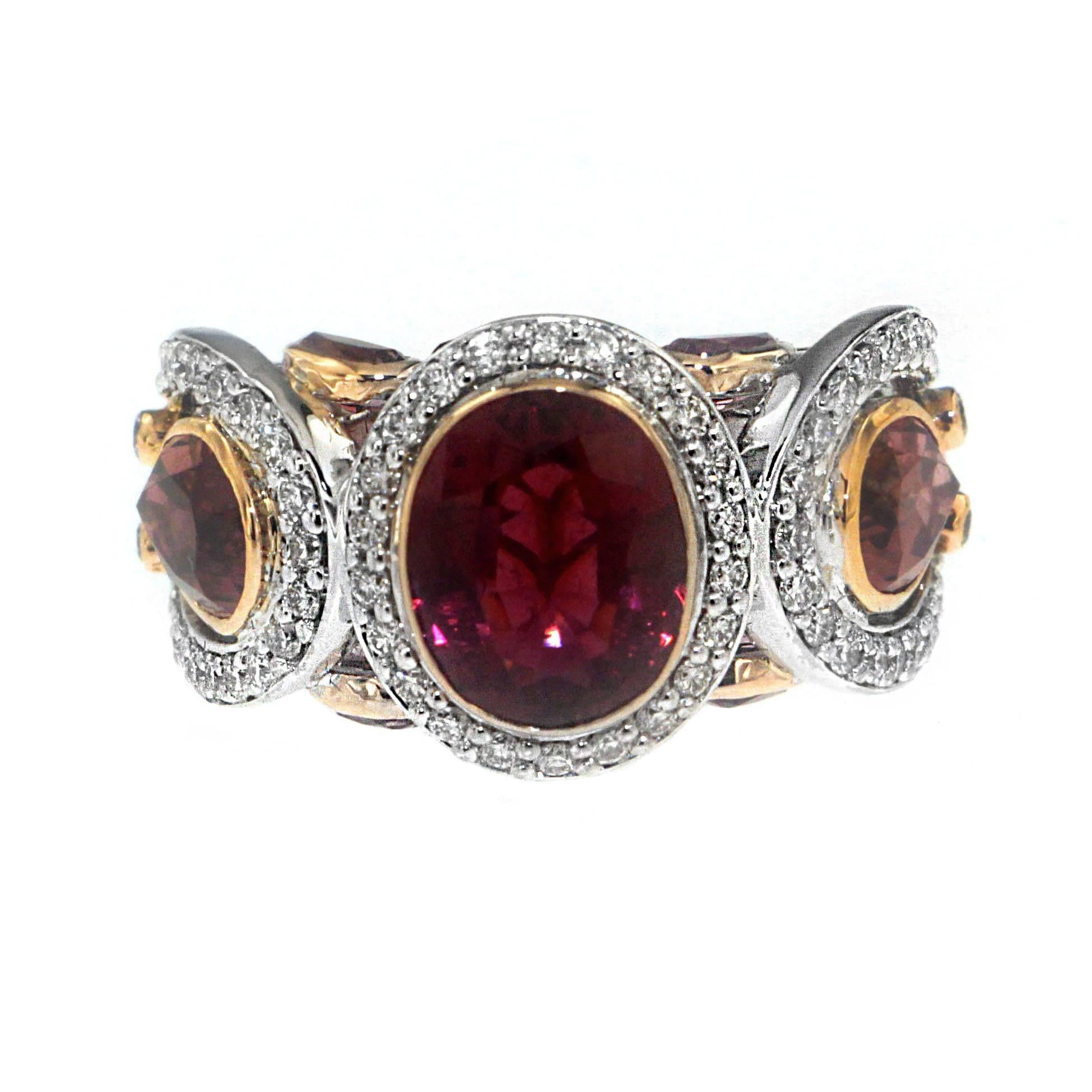 La combinaison parfaite de la rubellite (2,73 carats), la pierre du cœur parfaite (forte, vitale et pleine de passion) et de la tourmaline rose (4,92 carats), la plus colorée de toutes les pierres précieuses, parfaitement sertie de 1,04 carat de