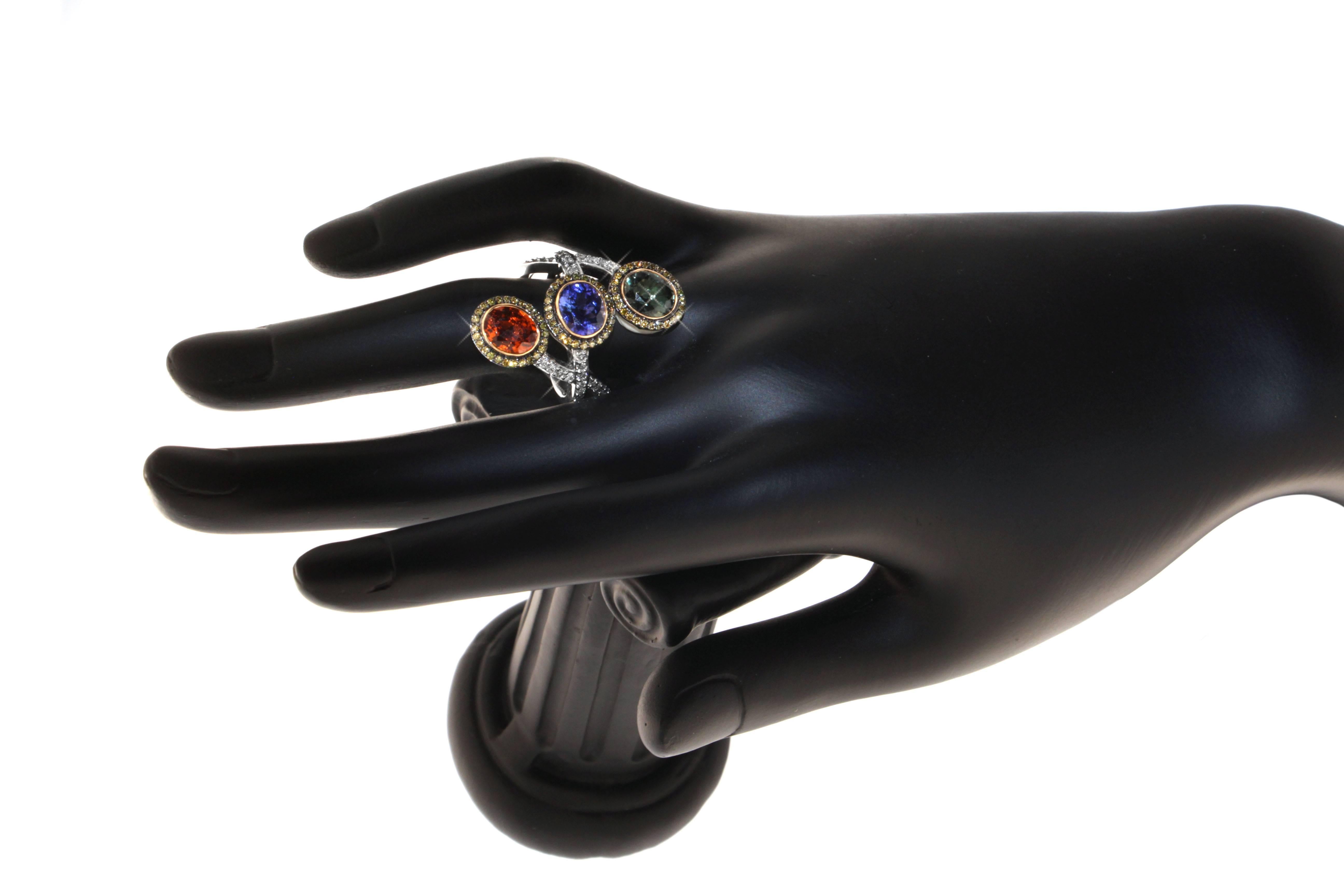 Zorab Creation Goldring mit drei Mittelsteinen und gelben und weißen Diamanten (Zeitgenössisch) im Angebot