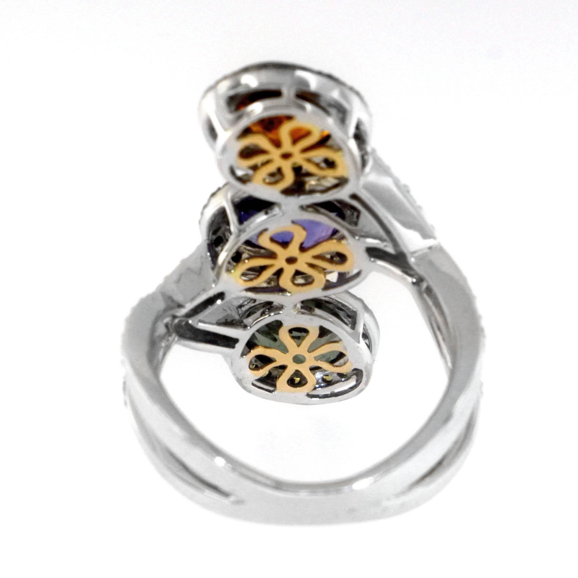 Zorab Creation Goldring mit drei Mittelsteinen und gelben und weißen Diamanten im Zustand „Neu“ im Angebot in San Diego, CA