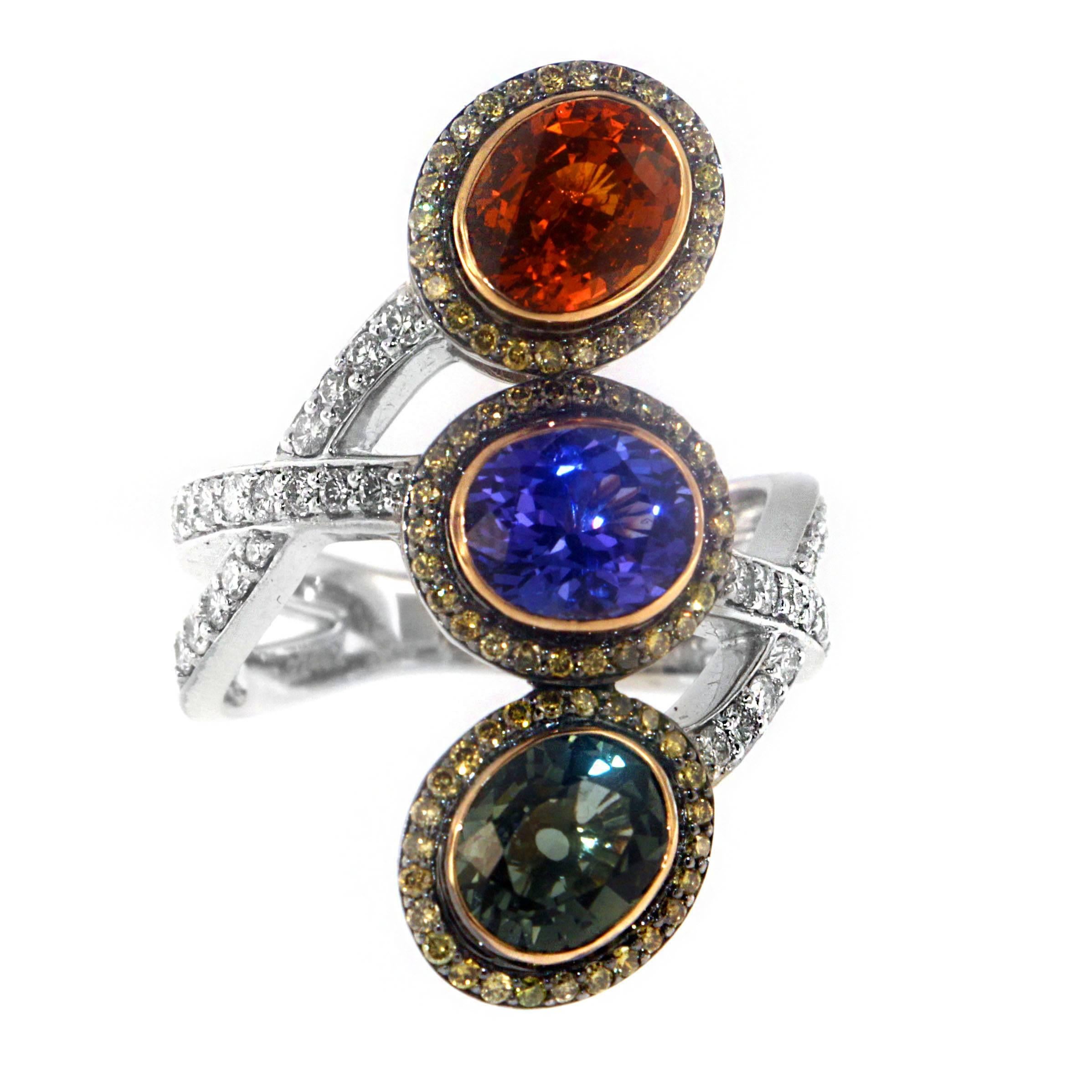 Zorab Creation Goldring mit drei Mittelsteinen und gelben und weißen Diamanten Damen im Angebot