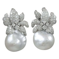 Boucles d'oreilles baroques naturelles des mers du Sud en perles et diamants