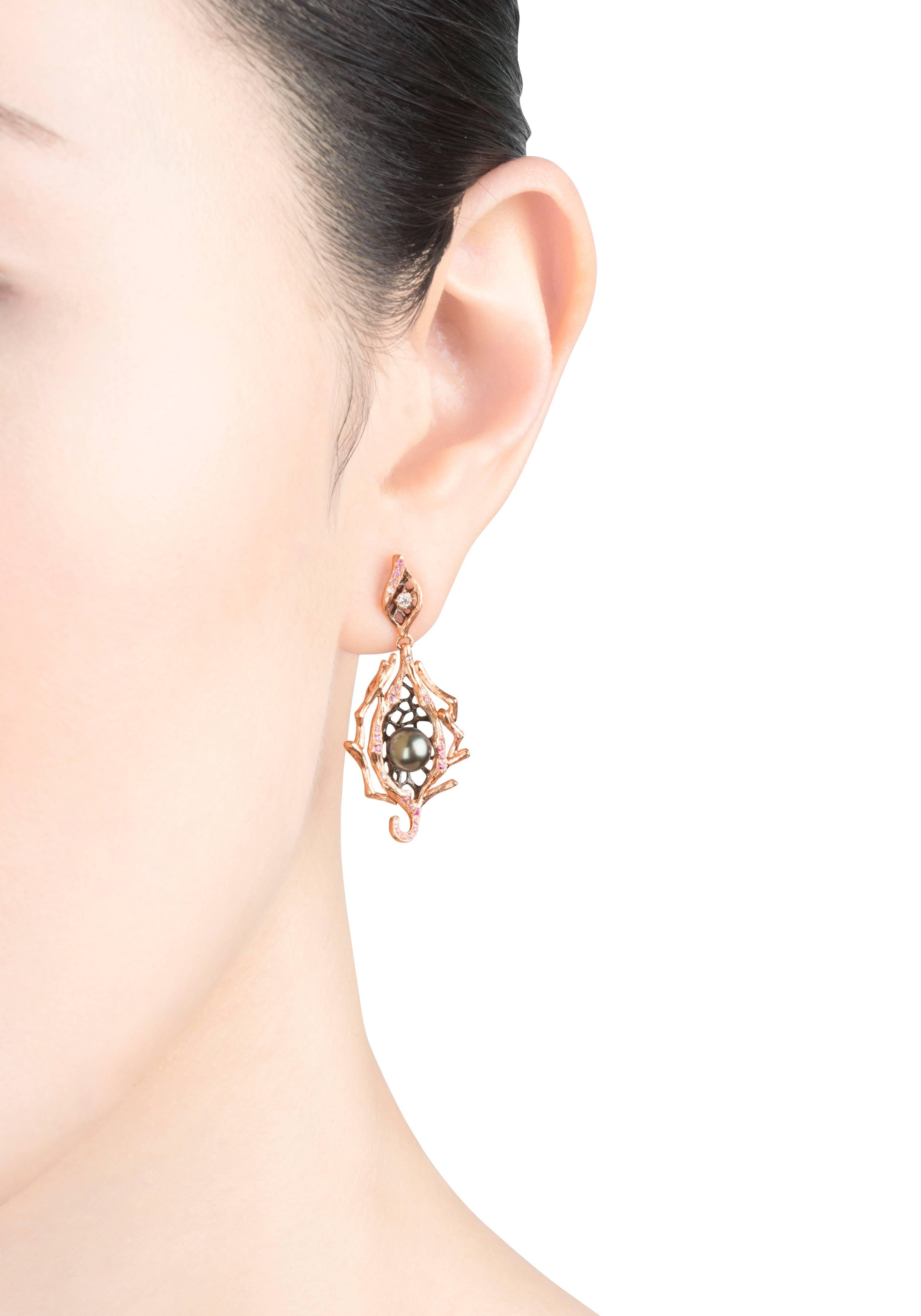 Nestled within these asymmetrical 18K rose gold earrings are two delicate and rare keshi pearls. Like secret treasures protected by a forest, they symbolise the beauty of golden berries. Adorned with pink sapphires and diamonds, these stunning