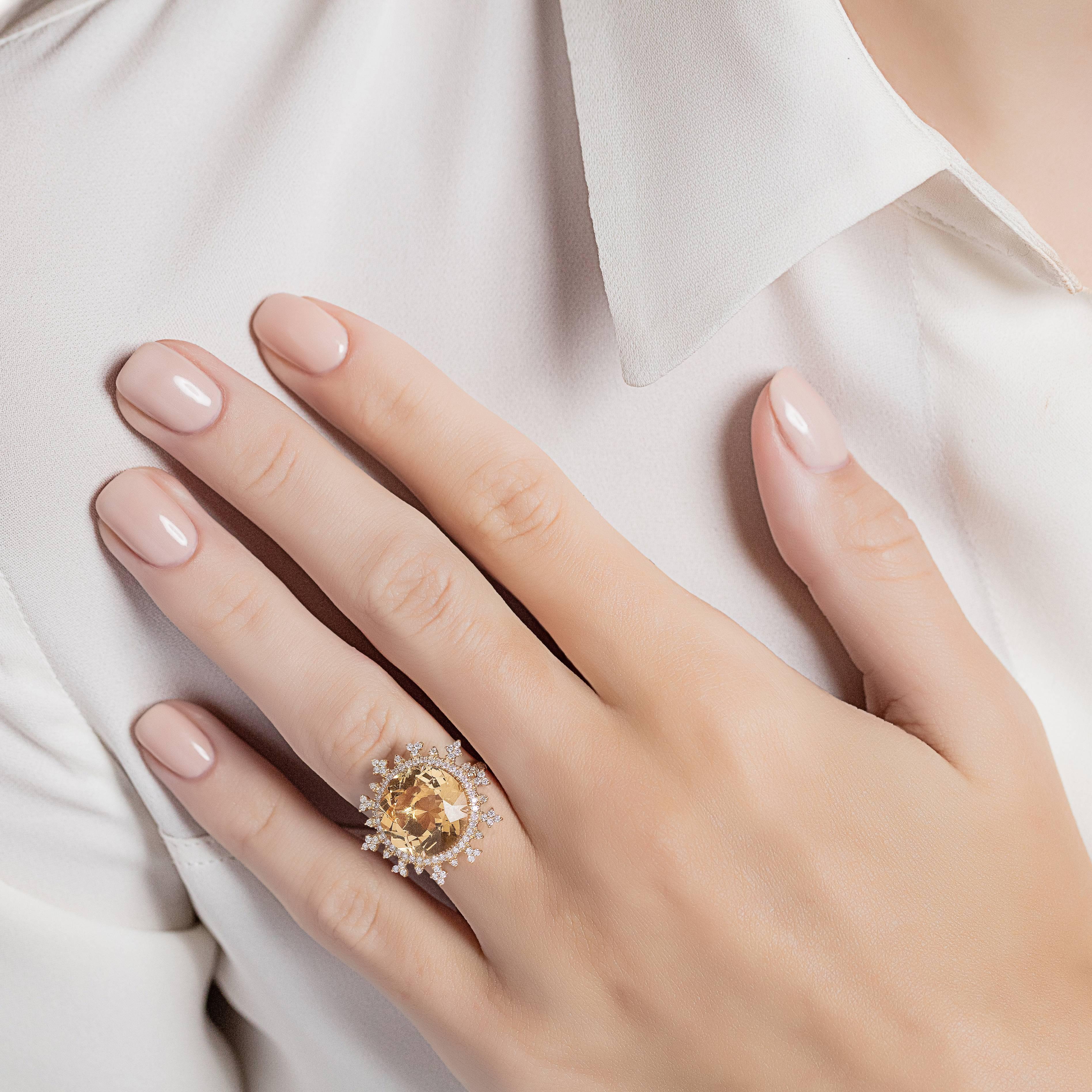 18K yellow gold (5.0g), 1 yellow beryl 6.75ct. (13.0mm), 105 white round-cut diamonds 0.65ct. This ring can be easily be re-sized to fit.

An exquisite 18K yellow gold and yellow beryl diamond sun flake ring. The rich yellow beryl is surrounded by