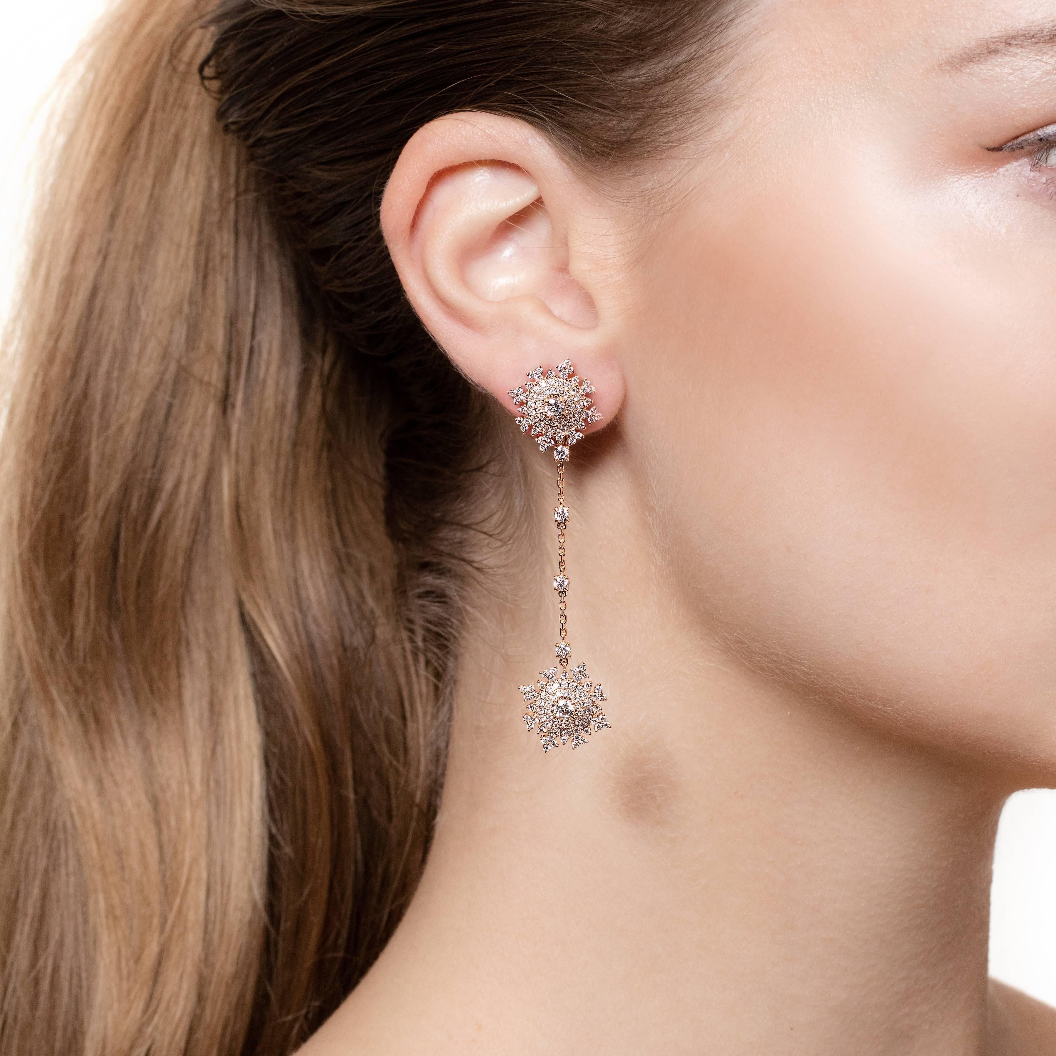 A pair of stunning rose gold and diamond earrings, with 292 round-cut white diamonds, form an intricate design. These long earrings are detachable, so can be easily transformed from elegant day-time studs into glamourous long earrings for the