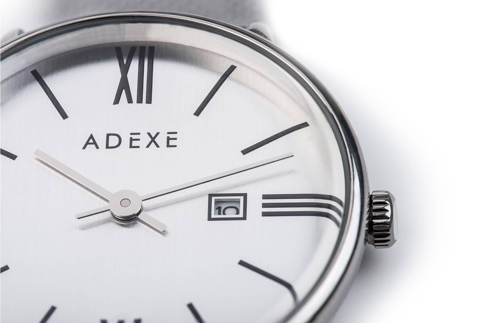 Contemporain ADEXE Watches Montre en acier inoxydable Minimal Sleek Meek Petite Silver Cadeau pour Elle en vente