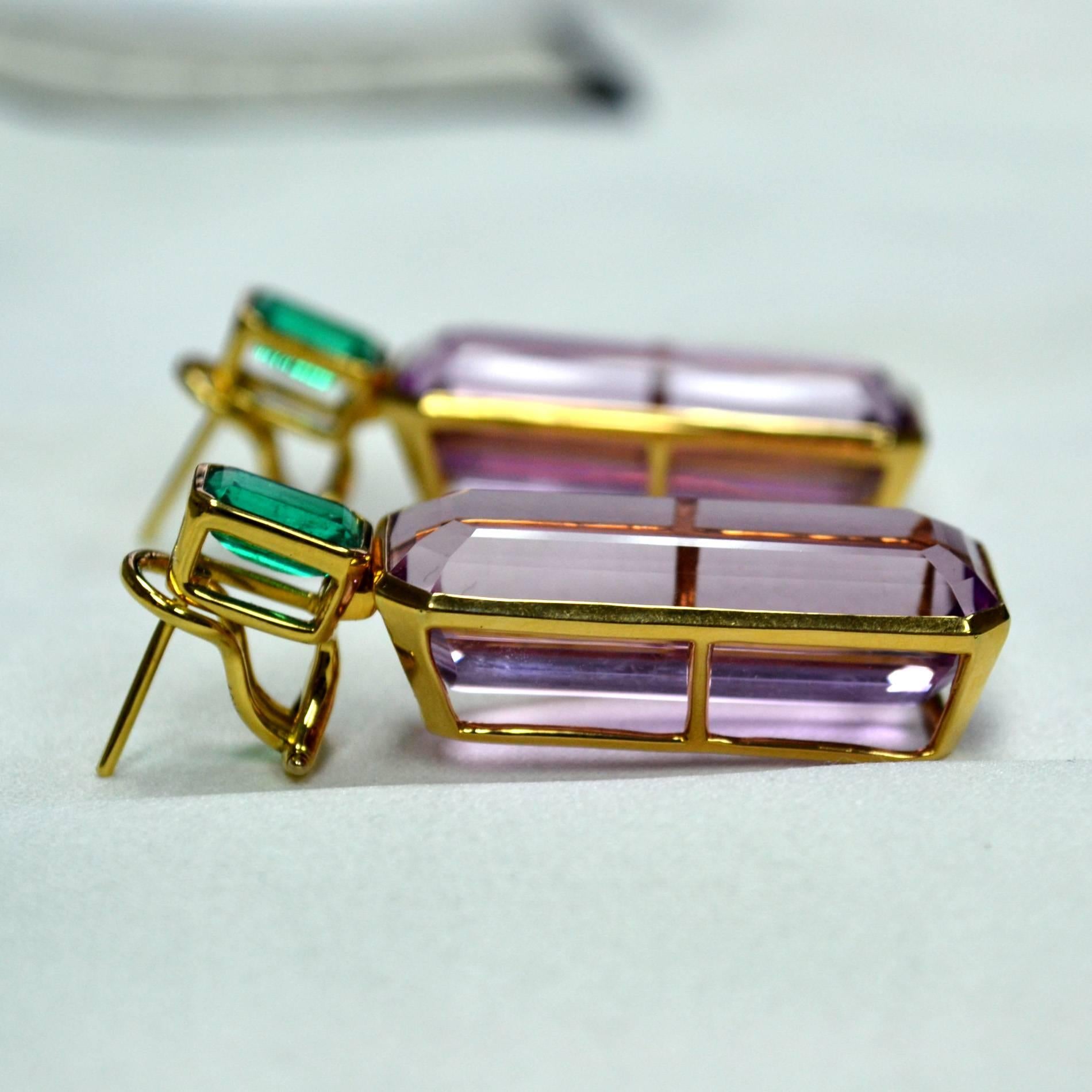 Earrings in 18 karat yellow gold set with 2 intense pink emerald cut Brazilian Kunzites (62.70 carats) and 2 emerald cut Emeralds (2.34 carats). 