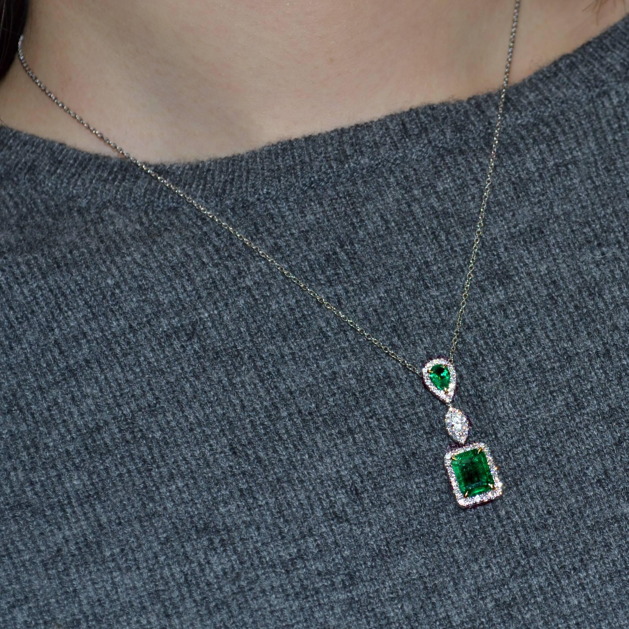 Women's or Men's Emerald Cut Emerald Diamond 18 Karat Gold Pendant Necklace For Sale