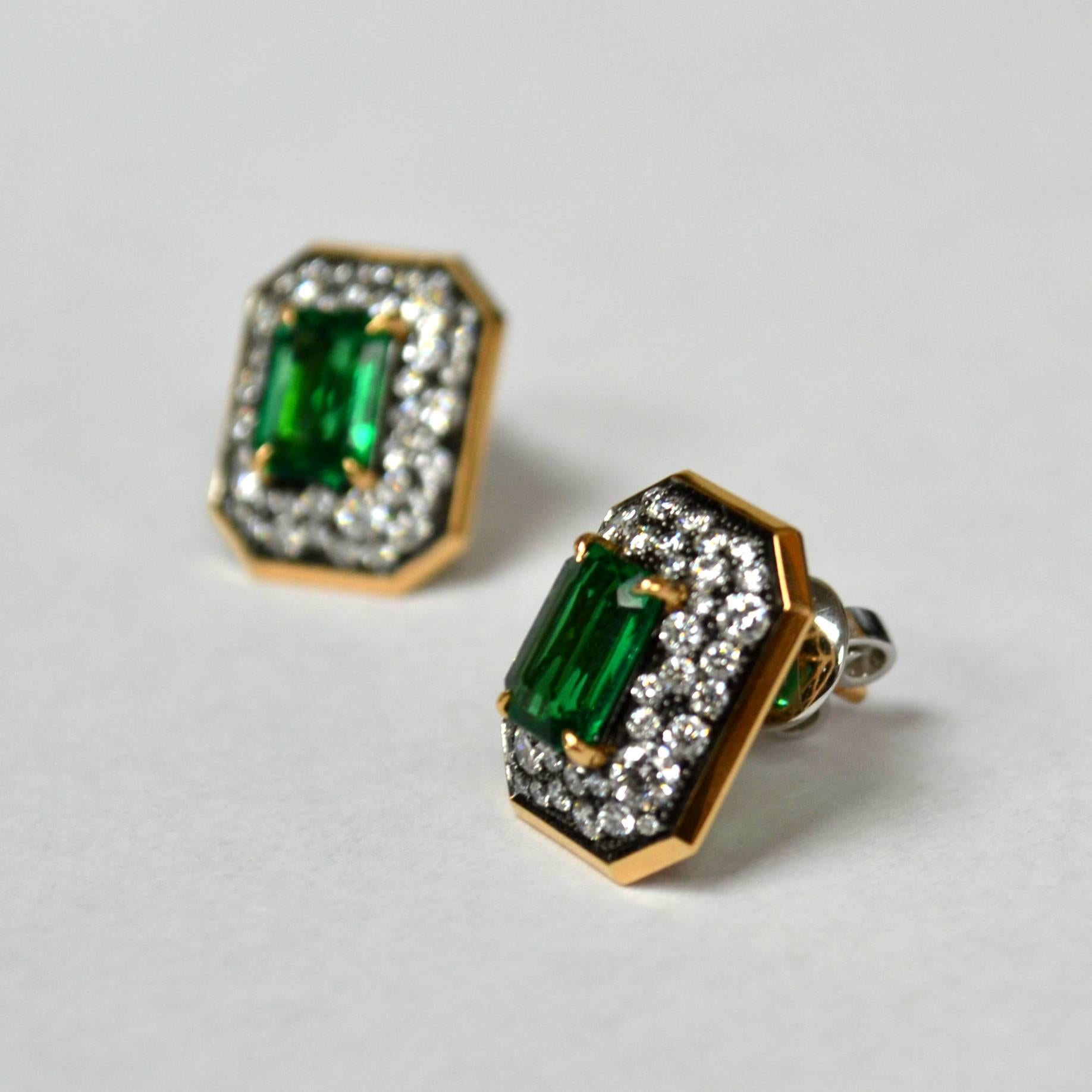 Women's or Men's Emerald Diamond Art Deco 18 Karat Gold Stud Earrings For Sale