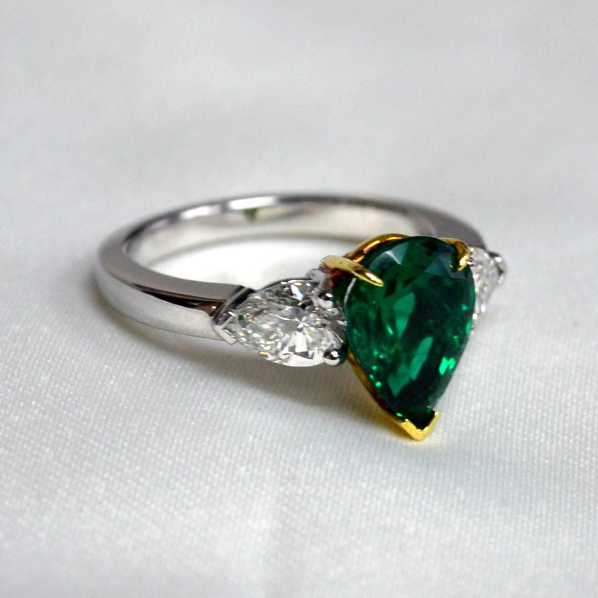 Pear Colombian Emerald Diamond Platinum Three-Stone Ring In New Condition For Sale In New York, NY