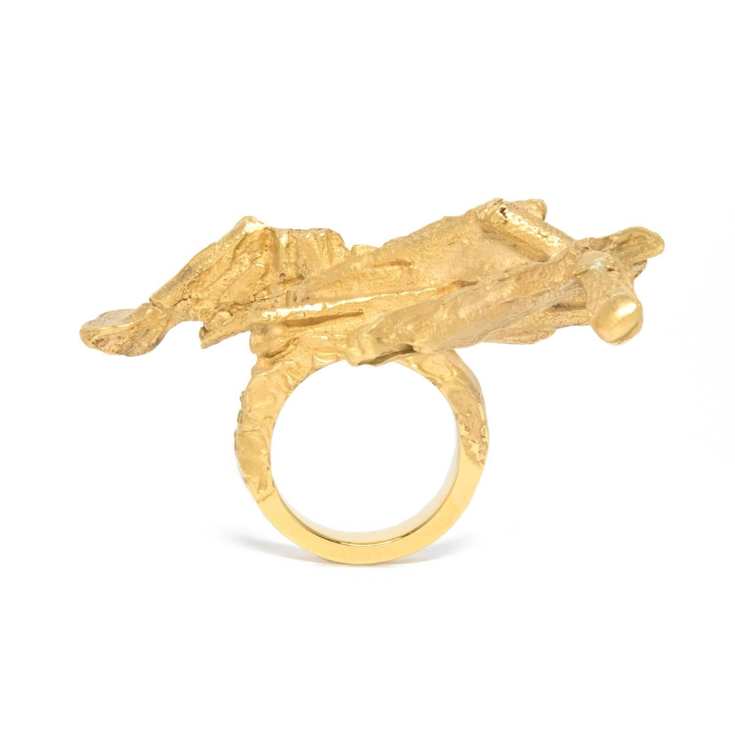 Pengyan: From a Chinese term meaning ‘when a wild goose spreads it's wings’.

I have given this ring the name of Pengyan, due to its shape: can you see the moment a goose breaks from the ground and surges towards the sky? This ring encapsulates the
