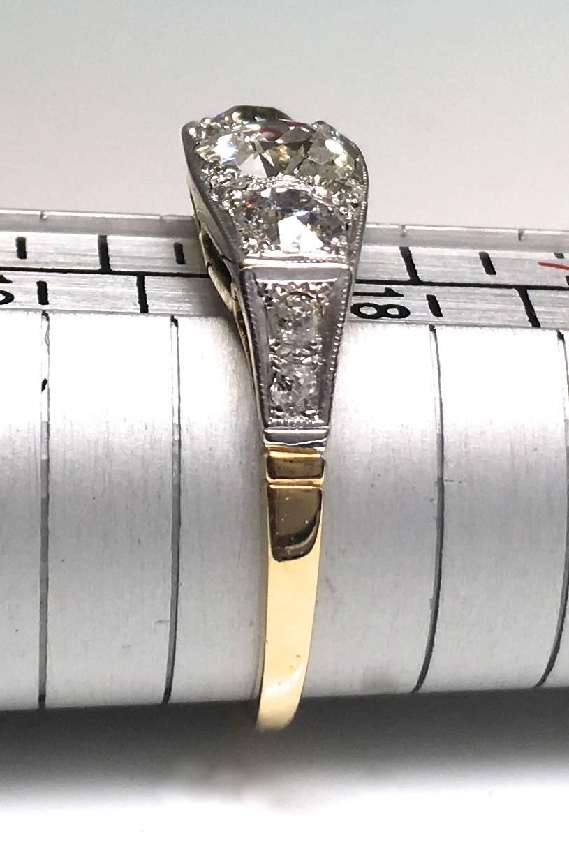Art Deco 1930s Three-Stone Diamond Platinum and Gold Ring In New Condition In London, GB