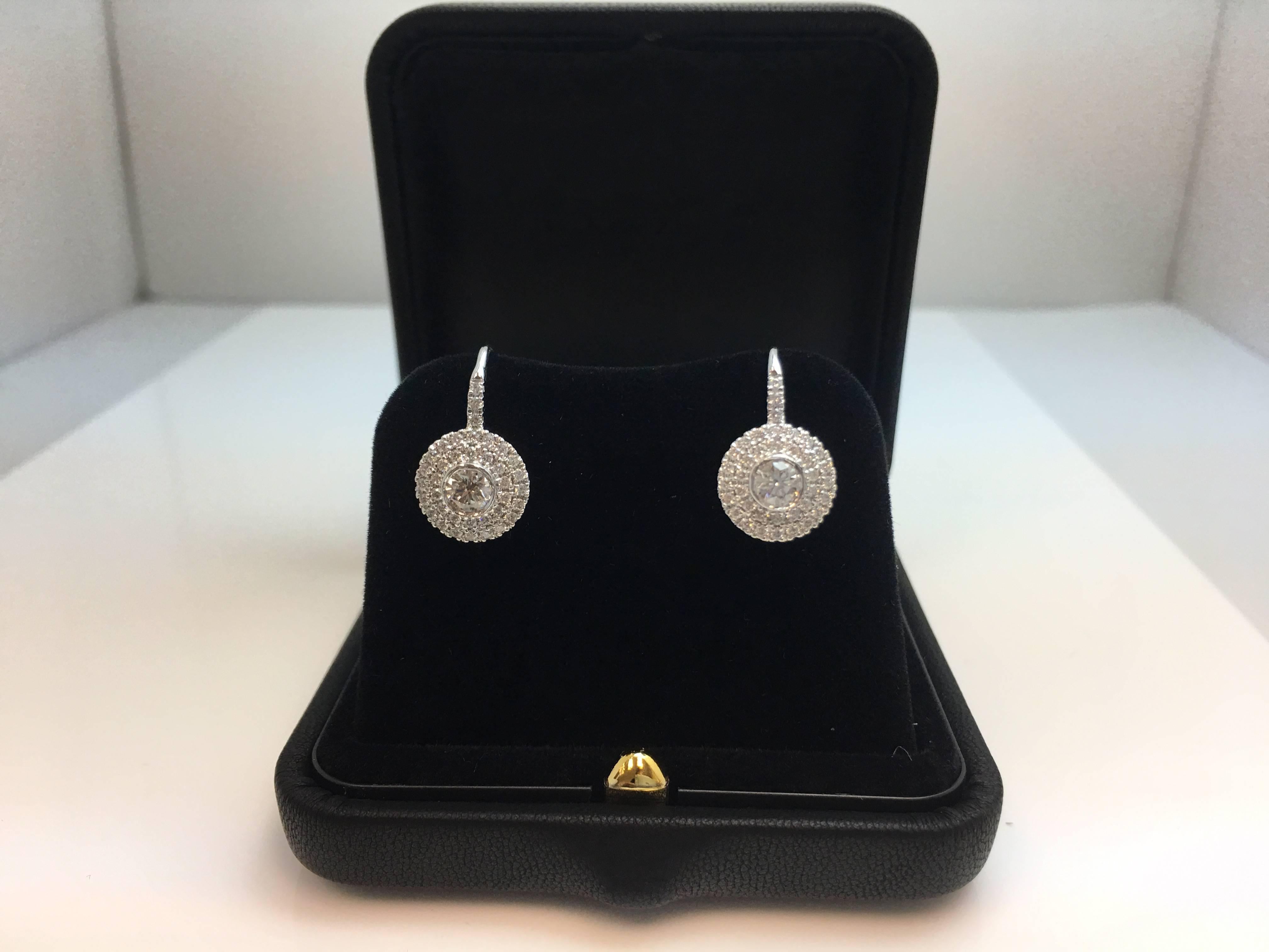 1 Carat Diamond Cluster Drop Earrings in 18 Carat White Gold In New Condition For Sale In London, GB
