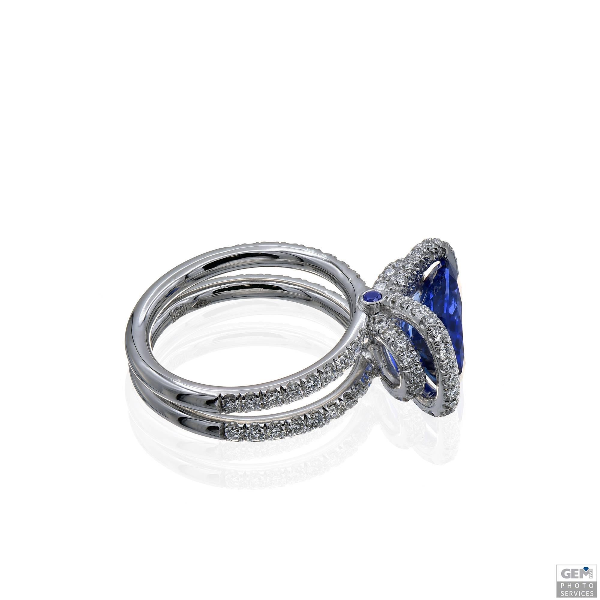 Handmade Cushion Sapphire Ring in White Gold, Set with Diamonds In New Condition For Sale In Knokke, BE