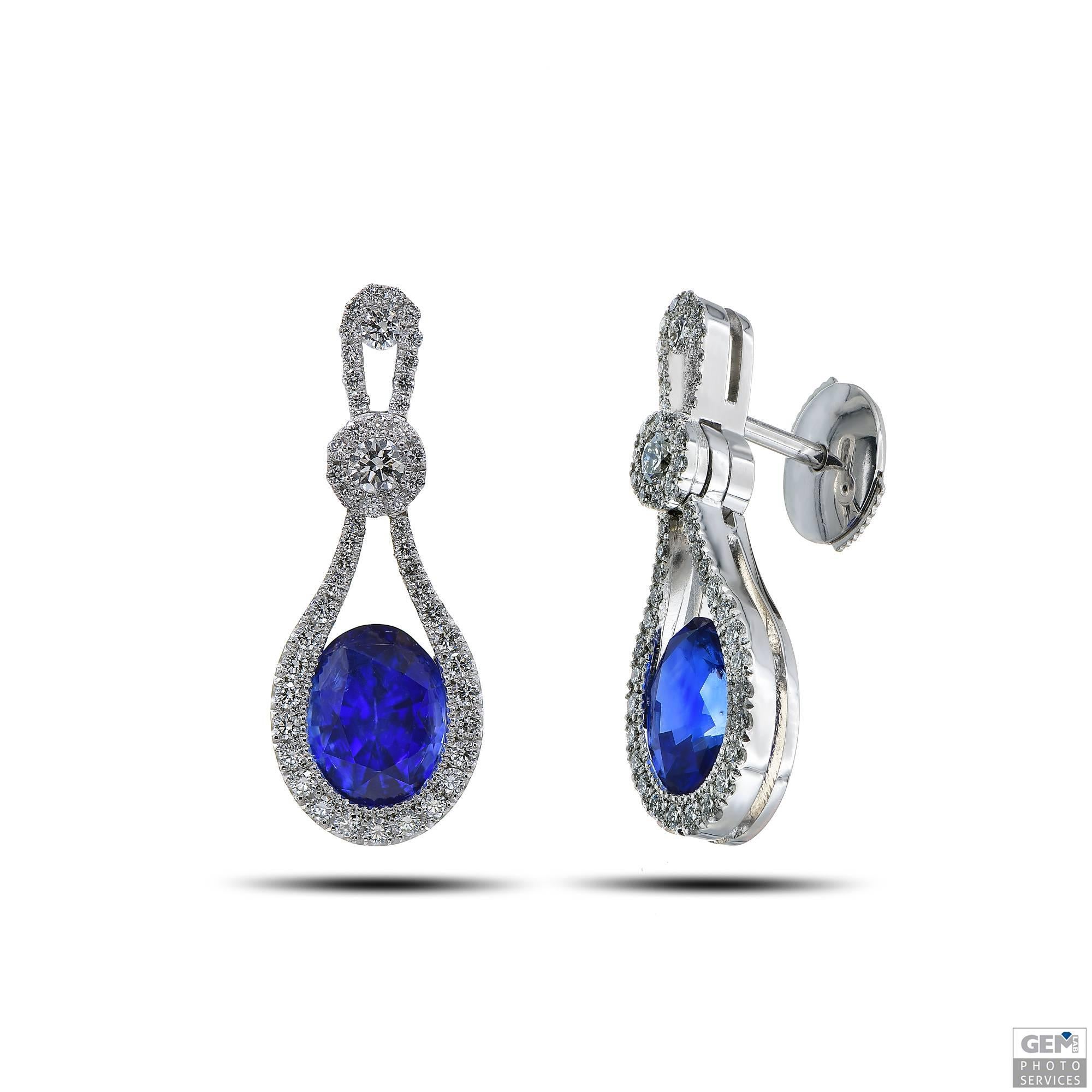 Lovely sapphire dangle earrings, making it a playful but very classy and elegant earring to wear on several occasions!

The earrings are designed by Carigi around a couple of blue oval sapphires, with a total weight of 3,63ct. It is a perfect couple
