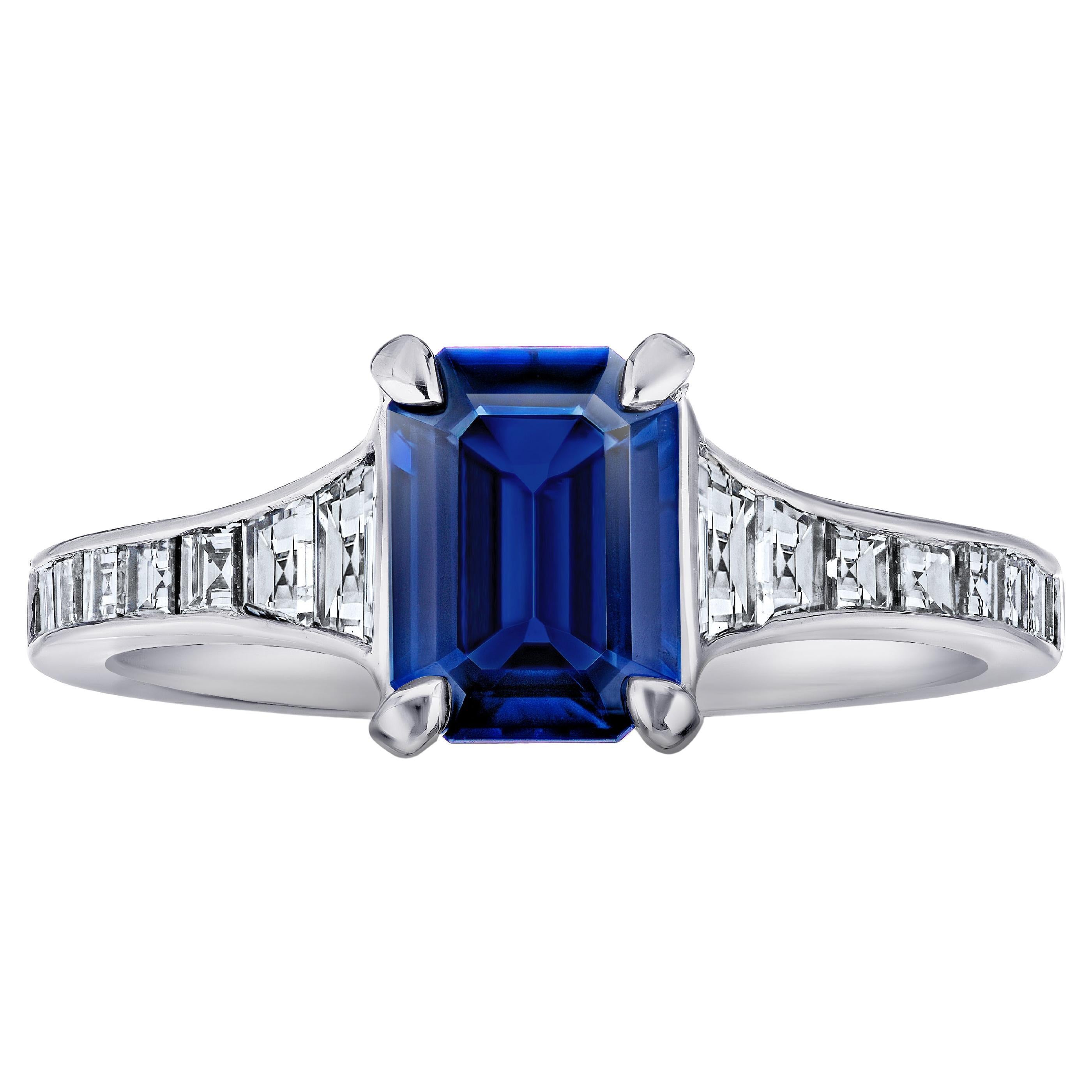 Bague en platine avec saphir bleu taille émeraude de 1,41 carat et diamants
