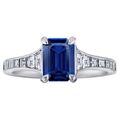 Bague en platine avec saphir bleu taille émeraude de 1,41 carat et diamants