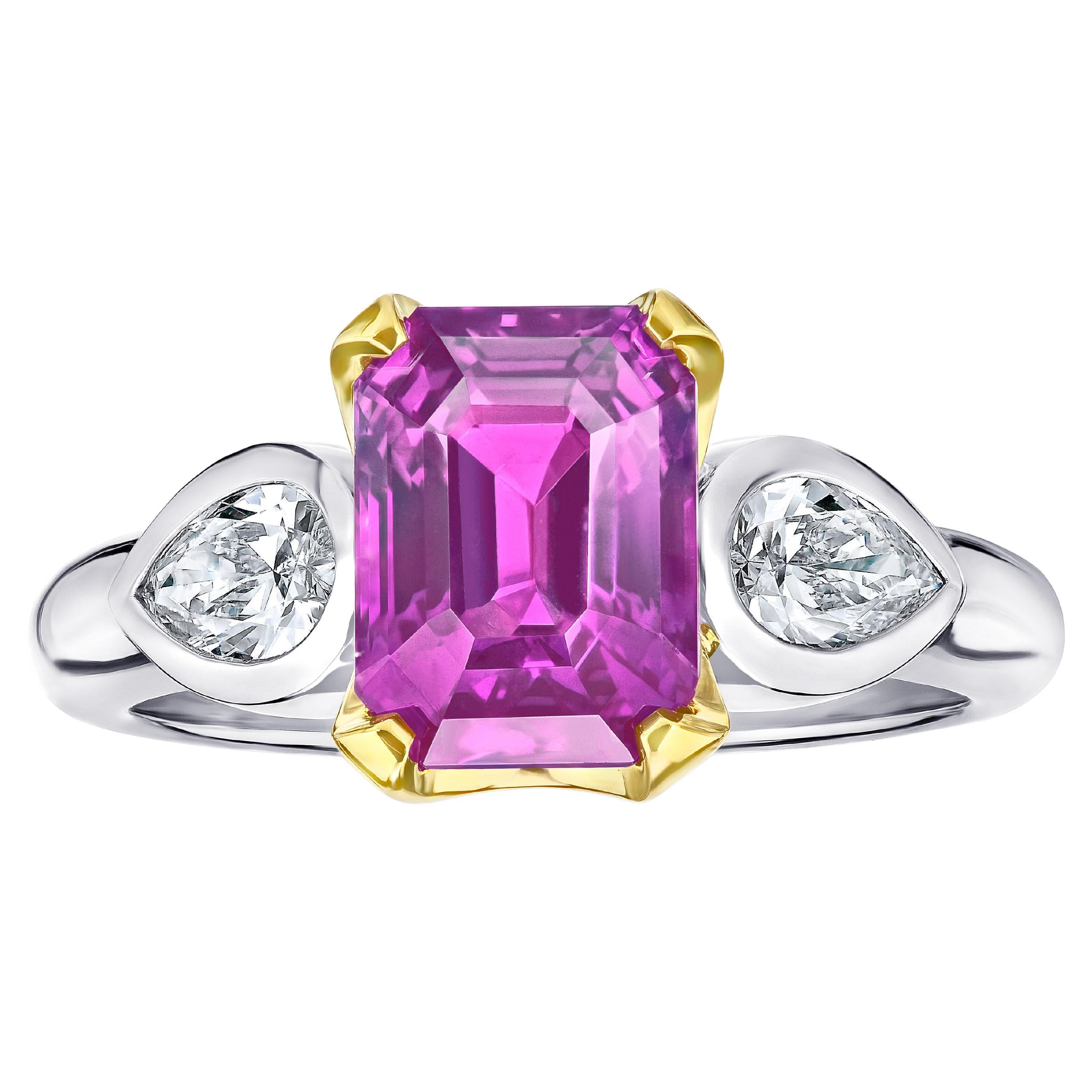 Bague en platine 18 carats avec saphir rose de taille émeraude de 4,04 carats et diamants en vente