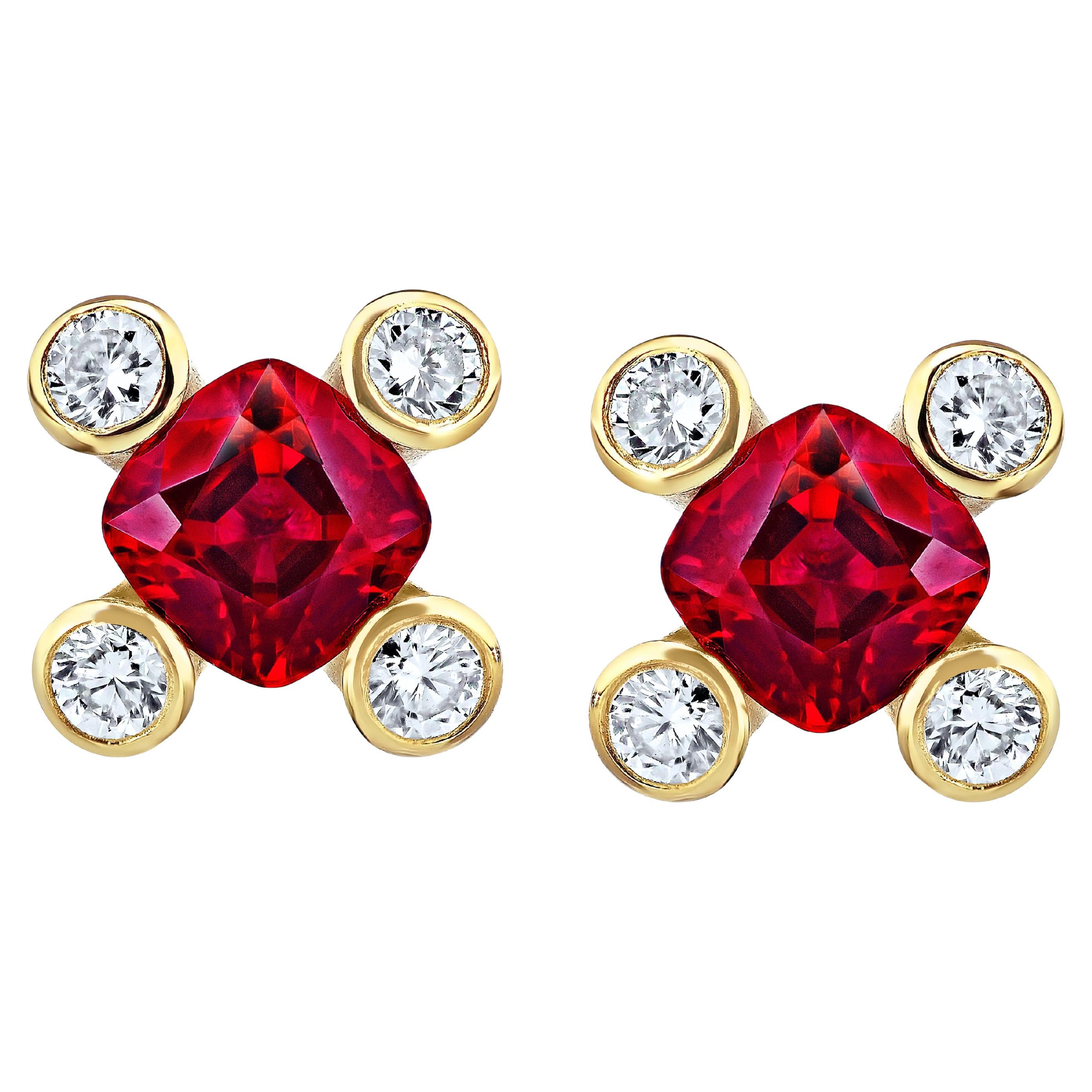 Orecchini in oro giallo 18 carati con rubino rosso a cuscino e diamanti da 0,90 carati in vendita