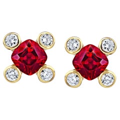 Orecchini in oro giallo 18 carati con rubino rosso a cuscino e diamanti da 0,90 carati
