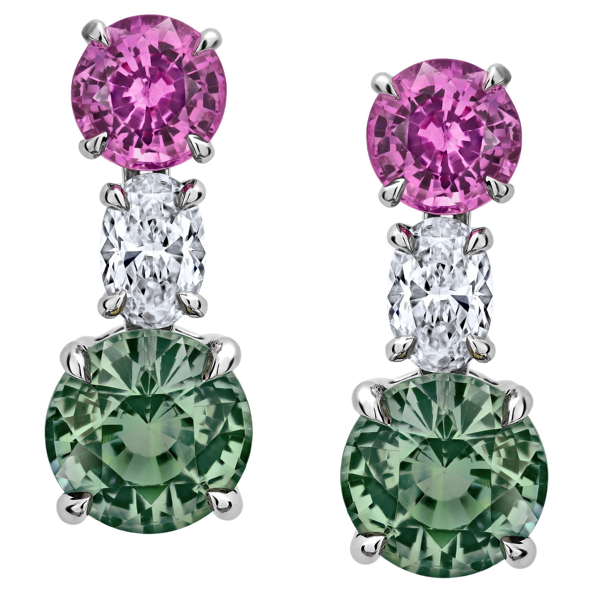 Orecchini con zaffiri tondi e diamanti verdi e rosa da 3,13 carati