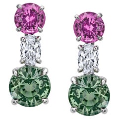 Orecchini con zaffiri tondi e diamanti verdi e rosa da 3,13 carati