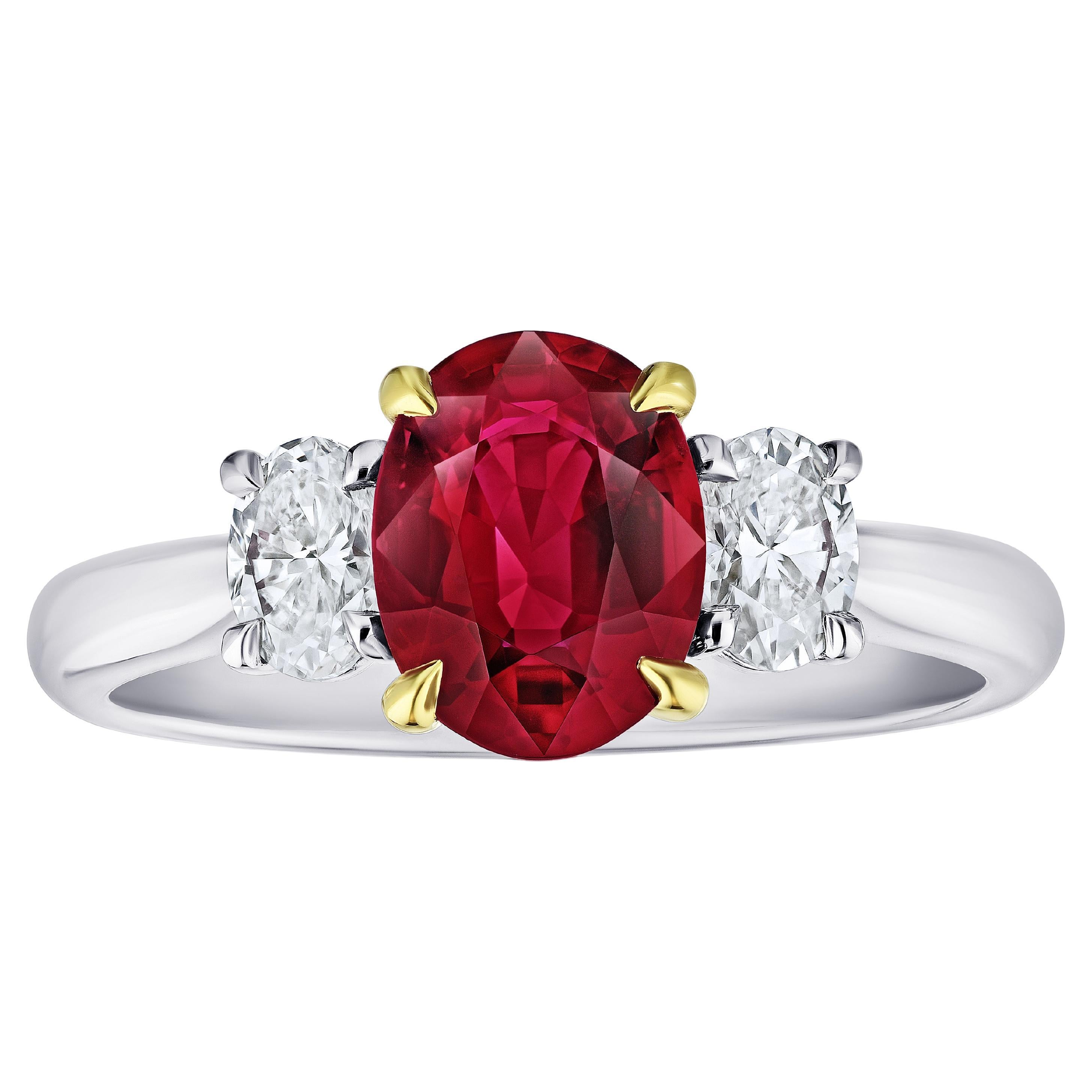 Anello con rubino rosso ovale e diamanti da 1.76 carati