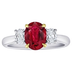 Anello con rubino rosso ovale e diamanti da 1.76 carati